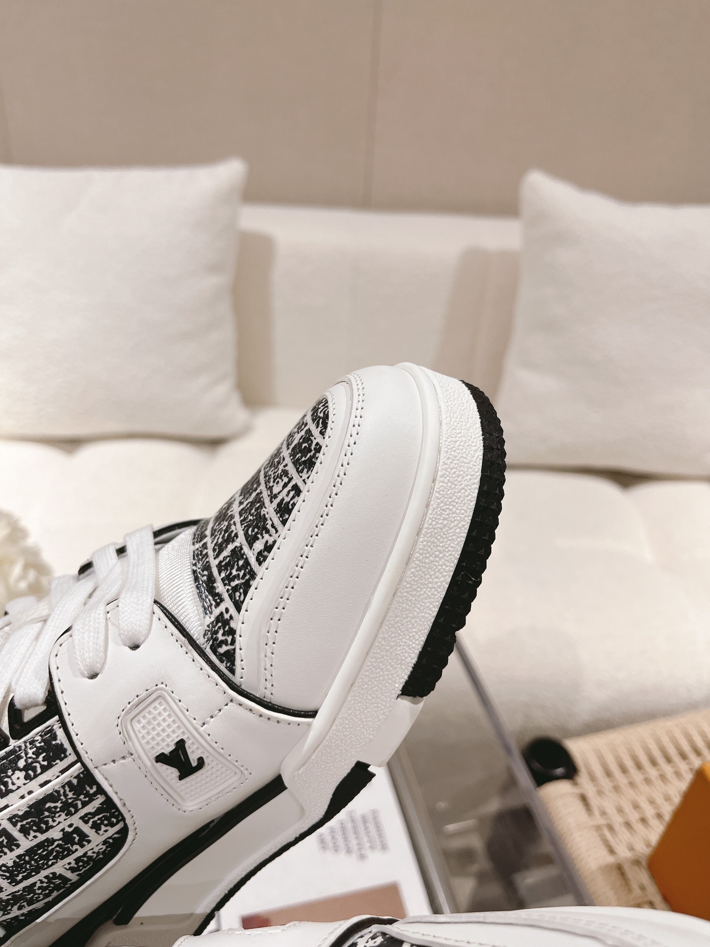 LOUIS VUITTON SNEAKERS