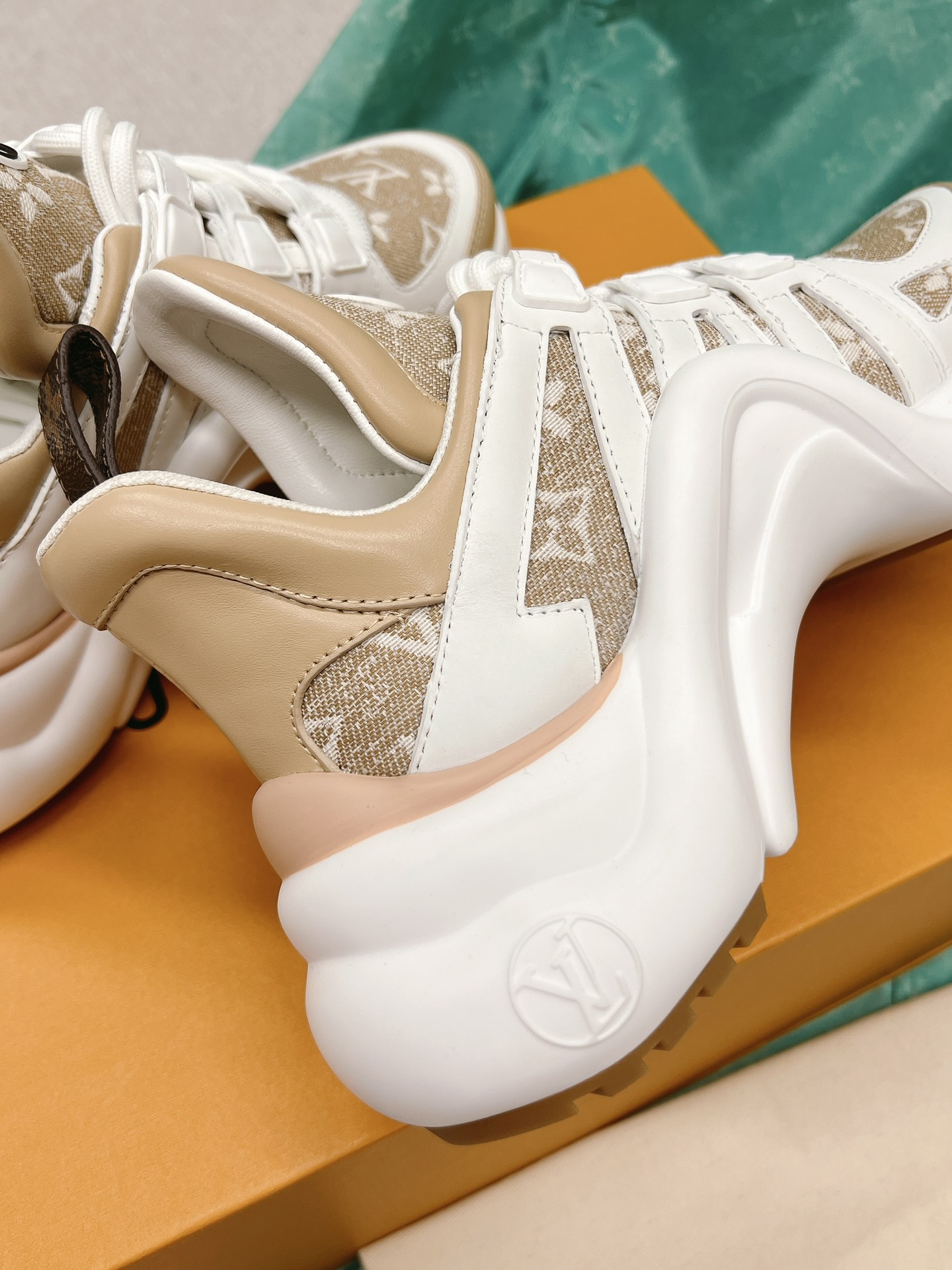 LOUIS VUITTON SNEAKERS