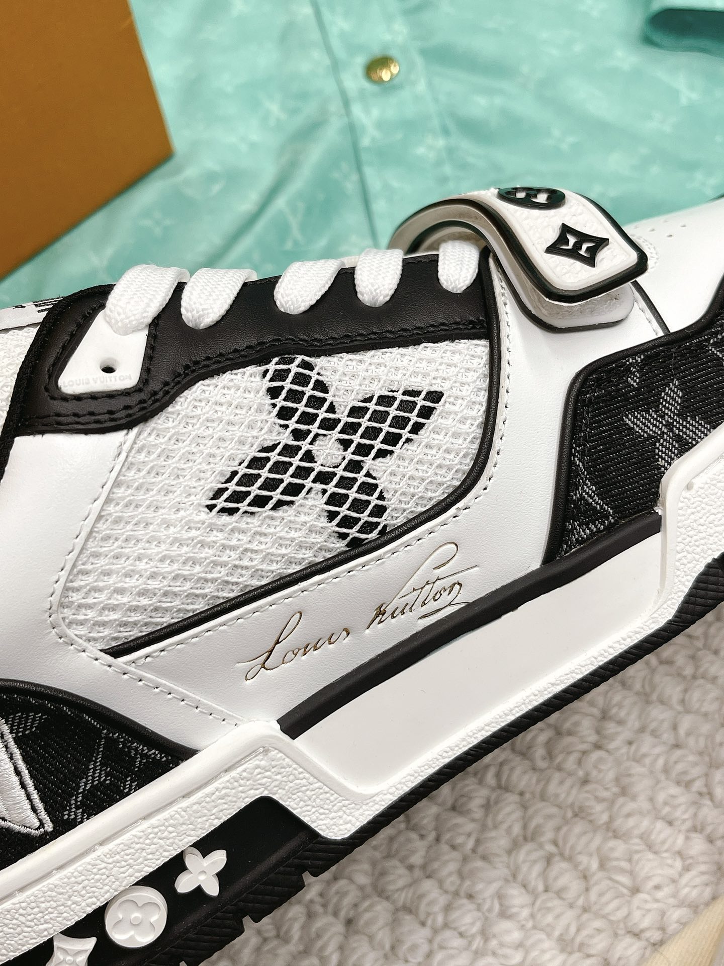 LOUIS VUITTON SNEAKERS