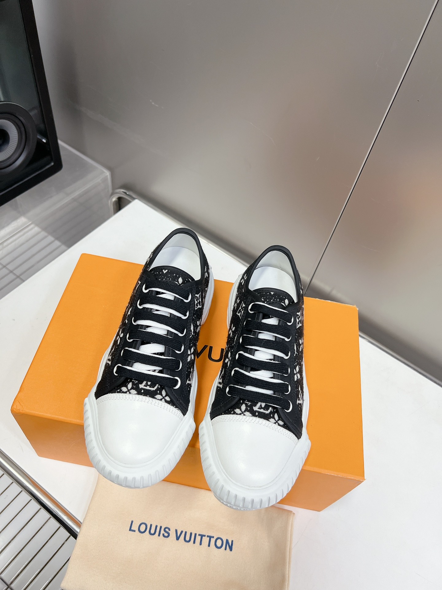 LOUIS VUITTON SNEAKERS