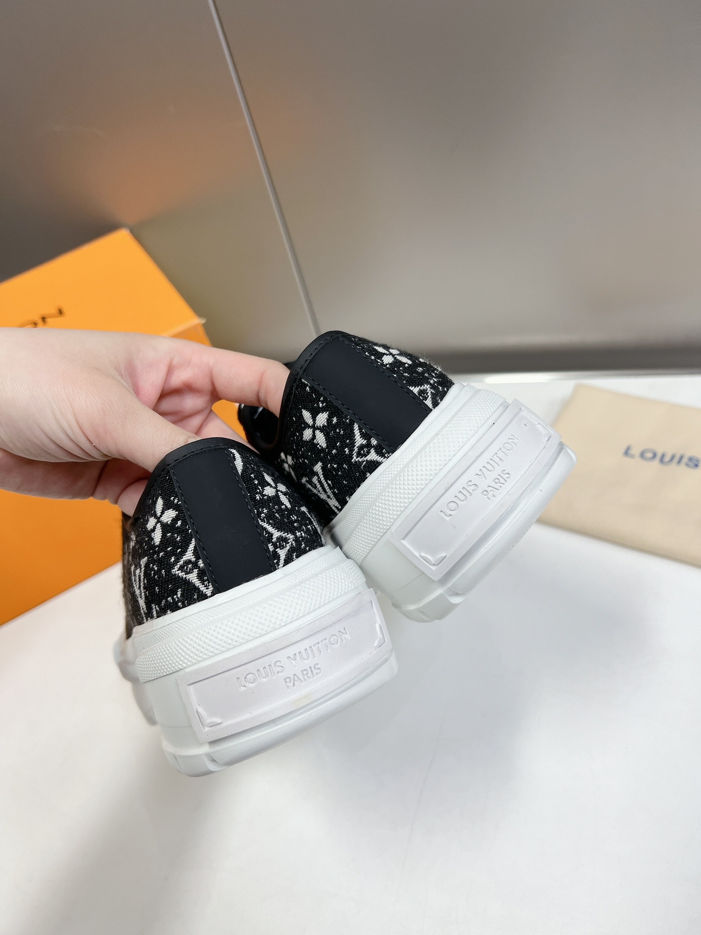 LOUIS VUITTON SNEAKERS