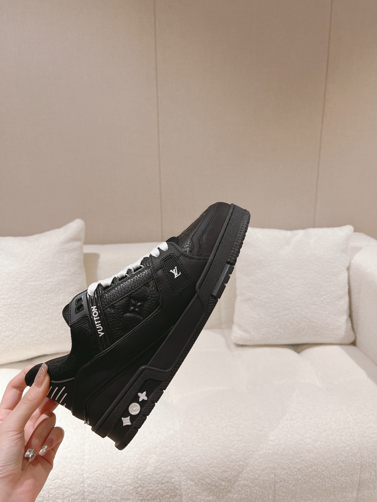 LOUIS VUITTON SNEAKERS