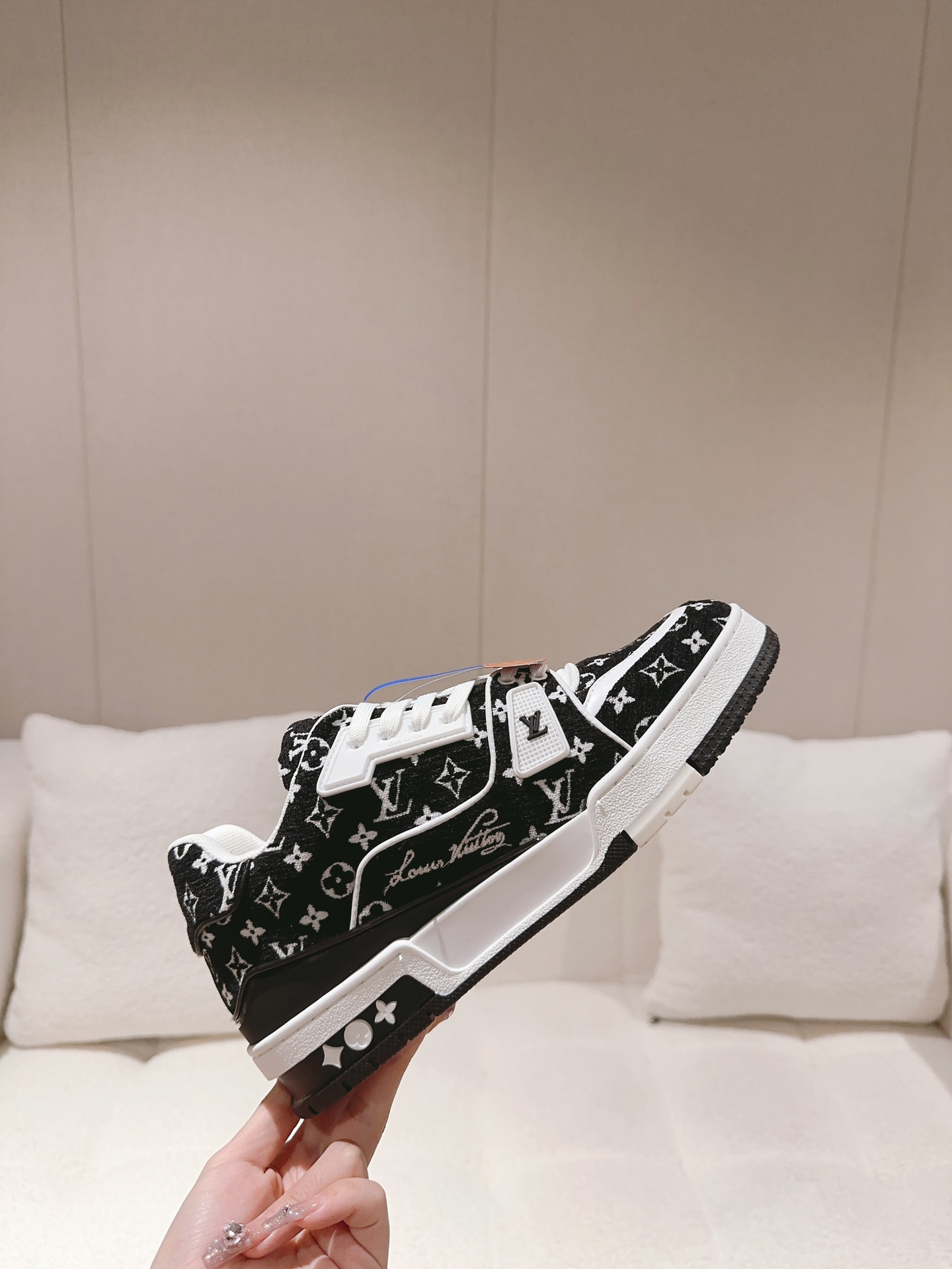 LOUIS VUITTON SNEAKERS