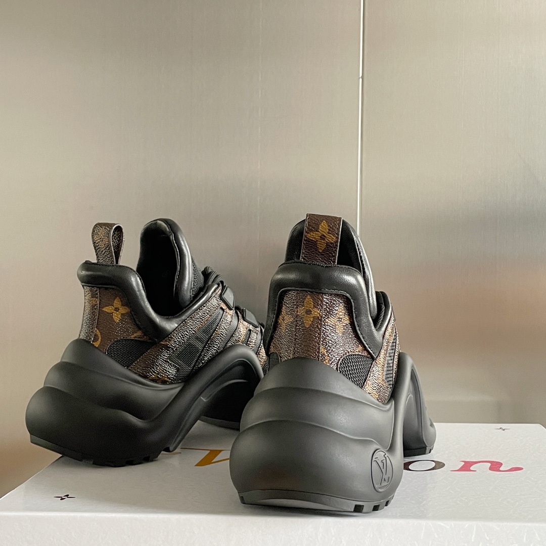 LOUIS VUITTON SNEAKERS