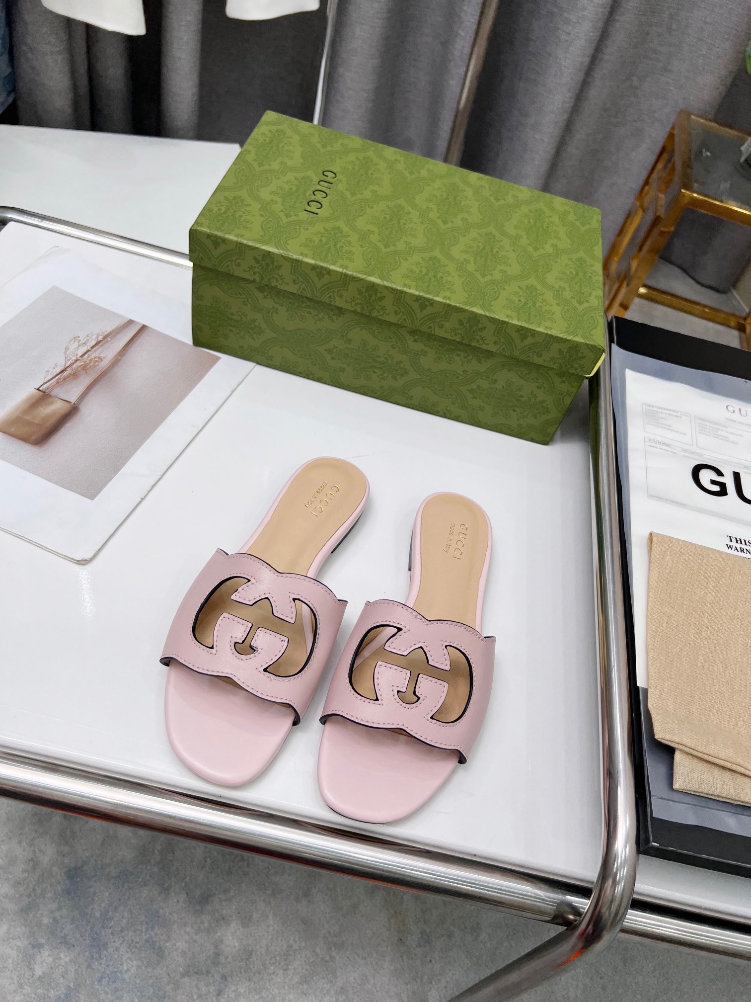 GUCCI SLIDES