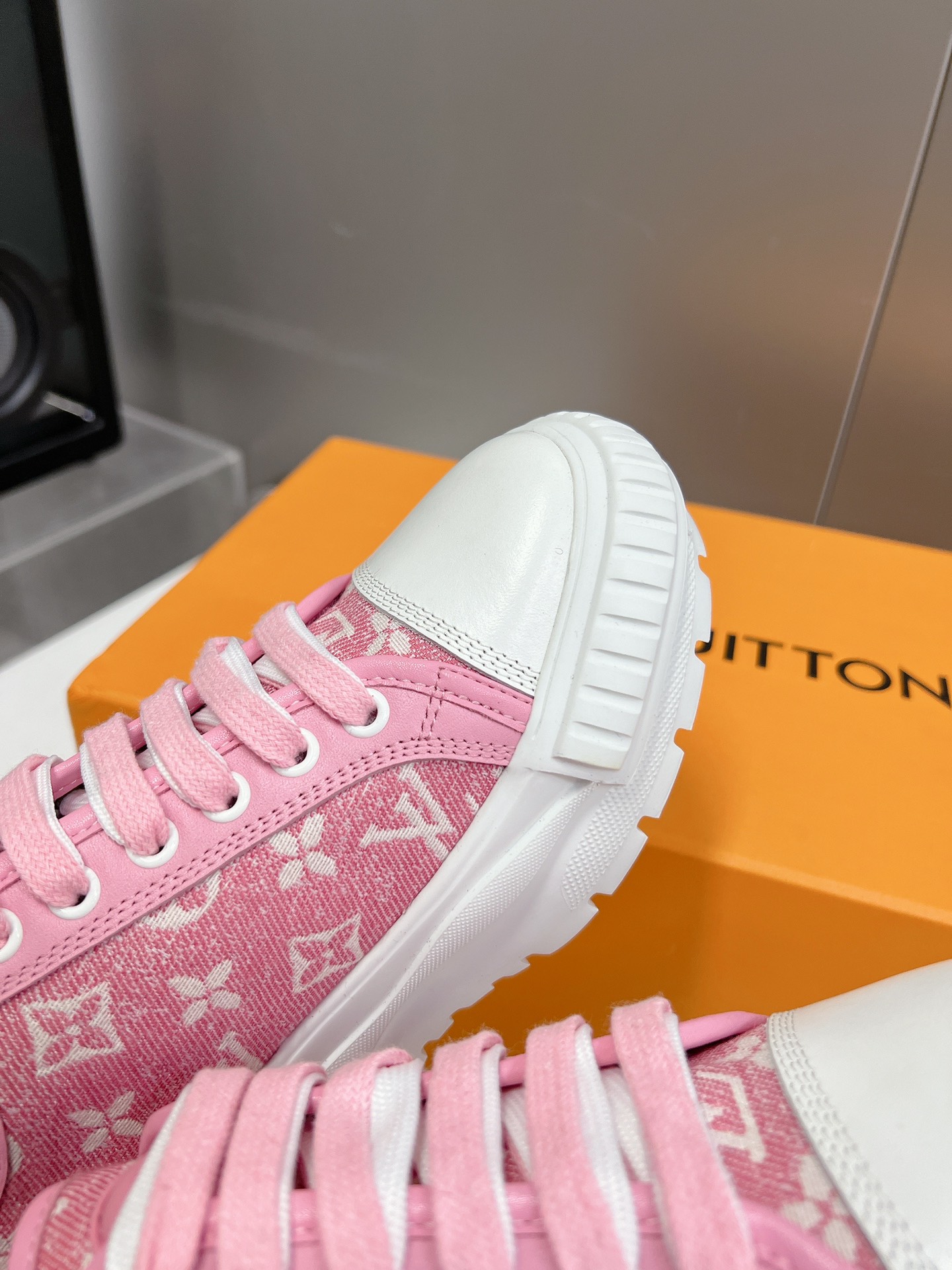 LOUIS VUITTON SNEAKERS