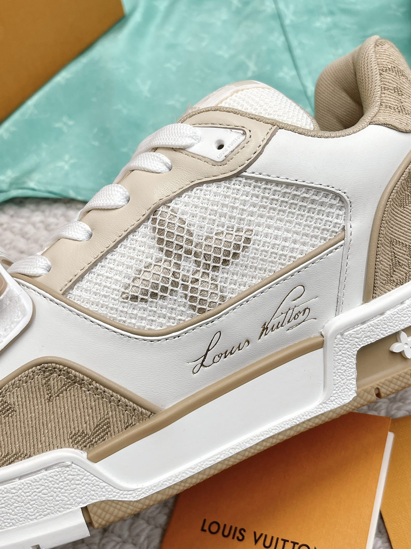 LOUIS VUITTON SNEAKERS