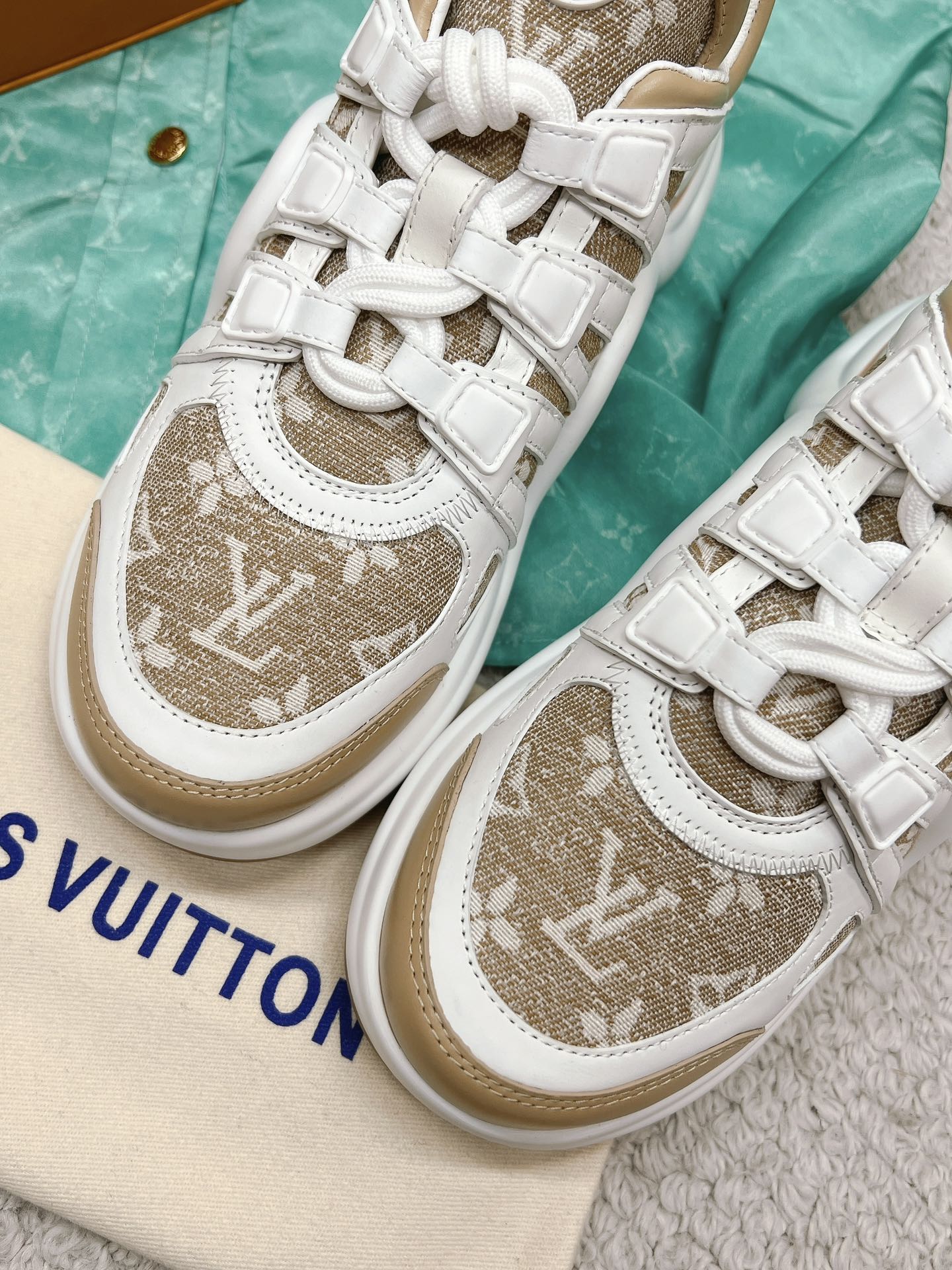 LOUIS VUITTON SNEAKERS