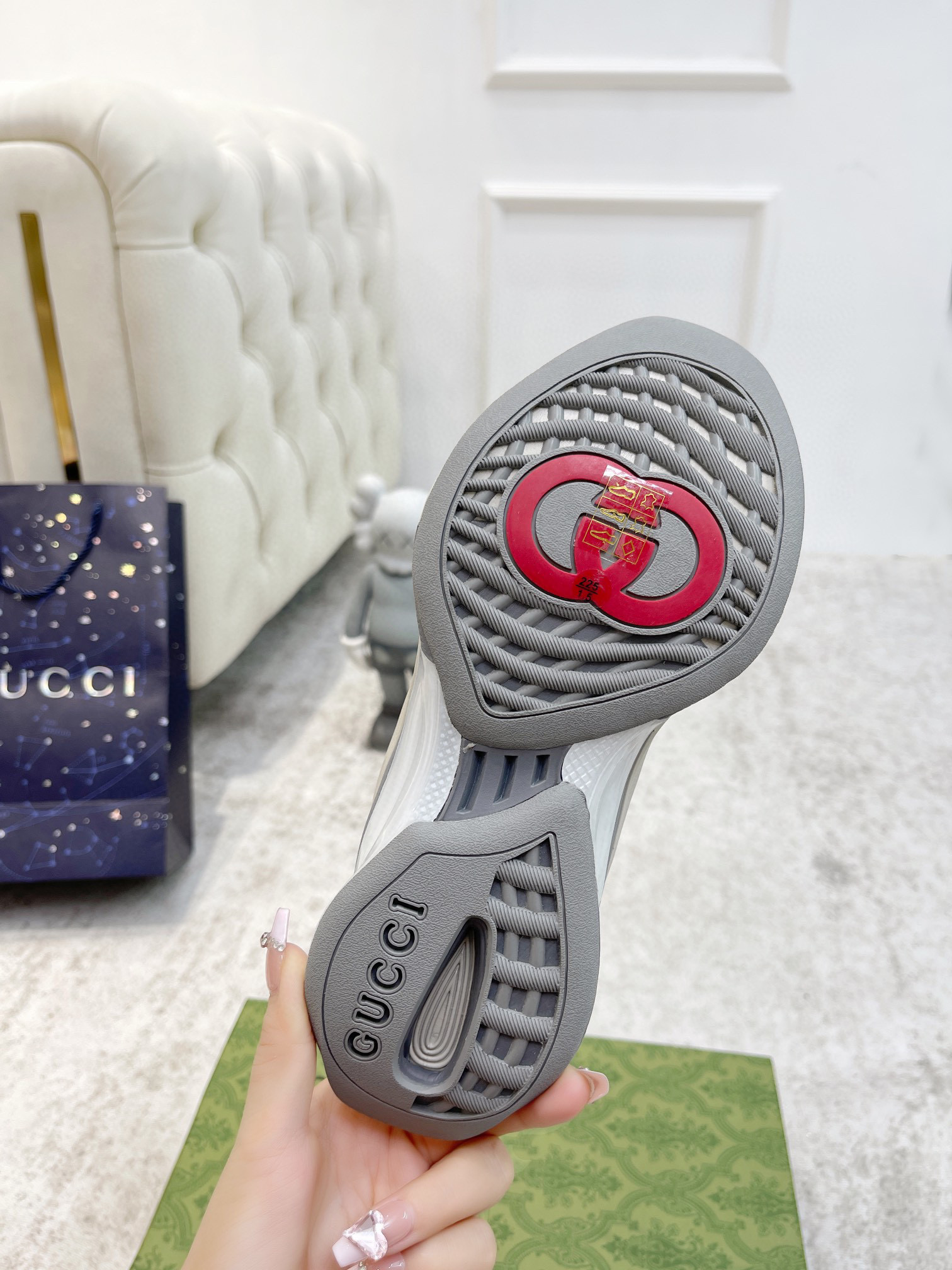 WOMEN'S GUCCI RUN SNEAKER