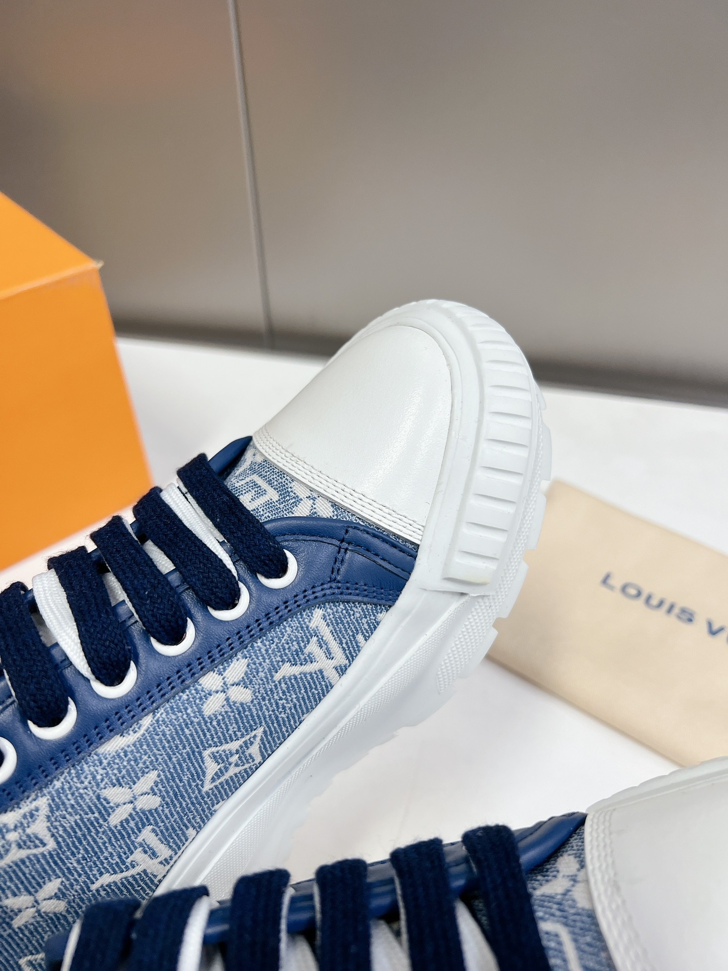 LOUIS VUITTON SNEAKERS