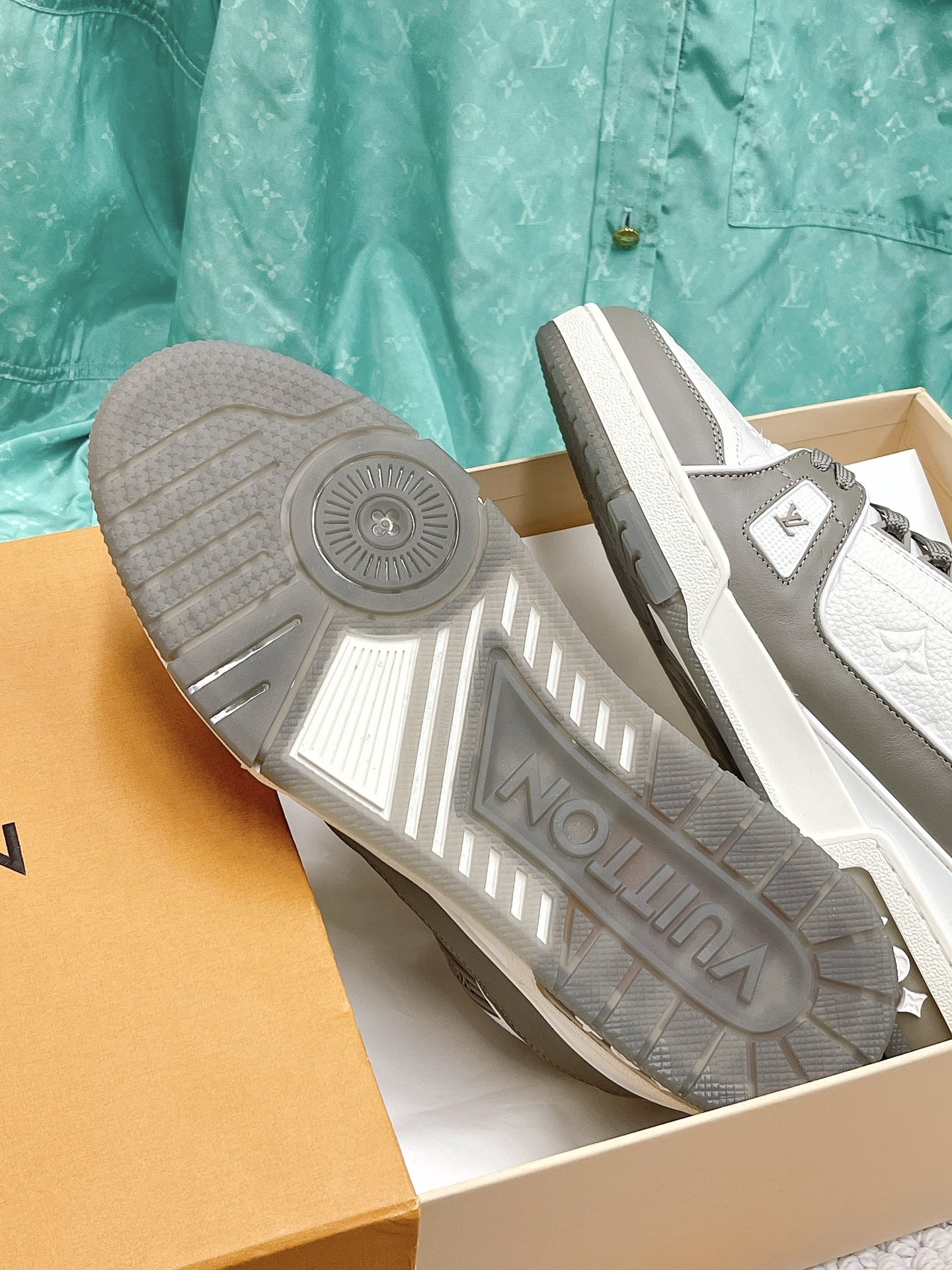 LOUIS VUITTON SNEAKERS