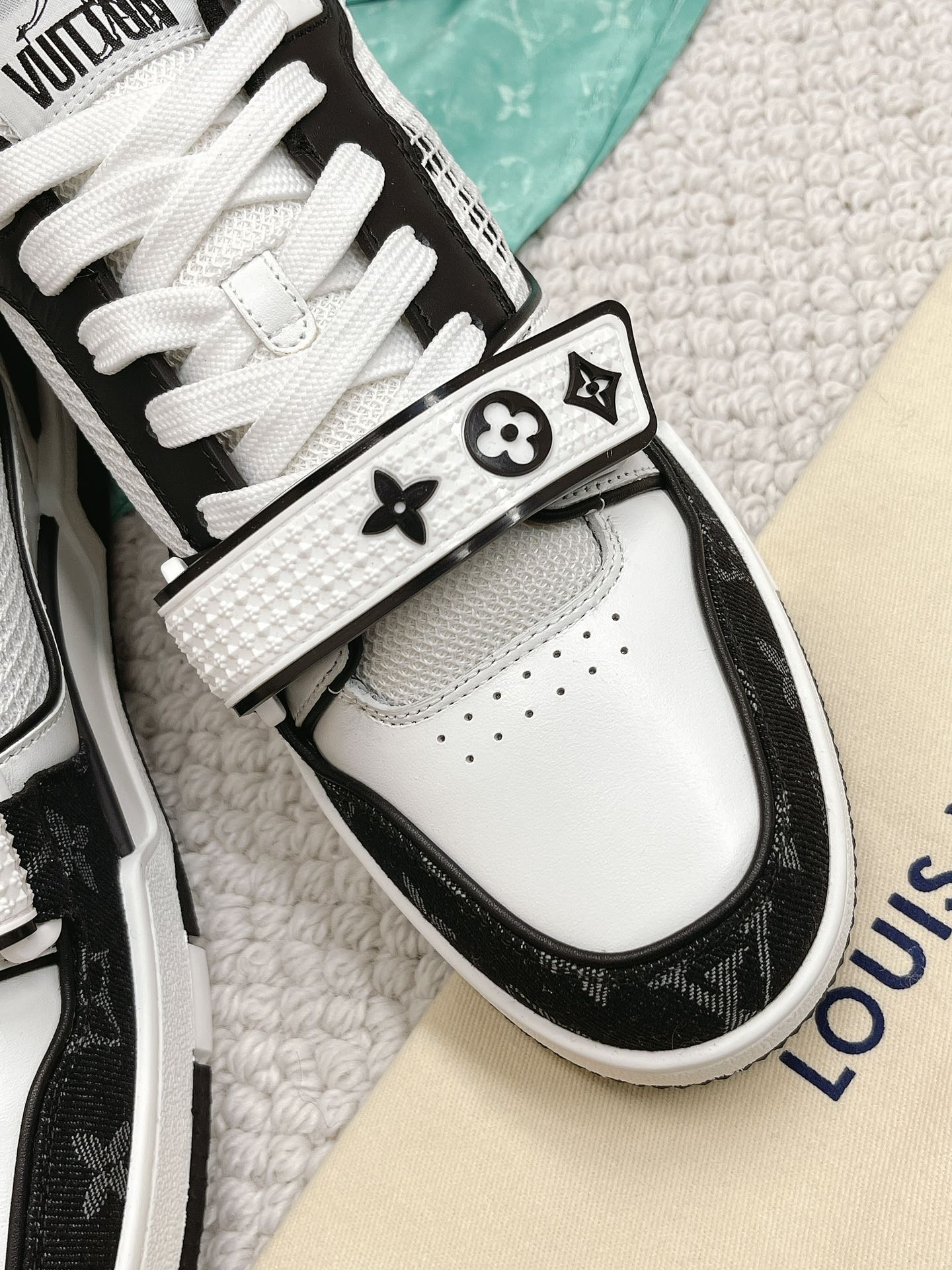 LOUIS VUITTON SNEAKERS