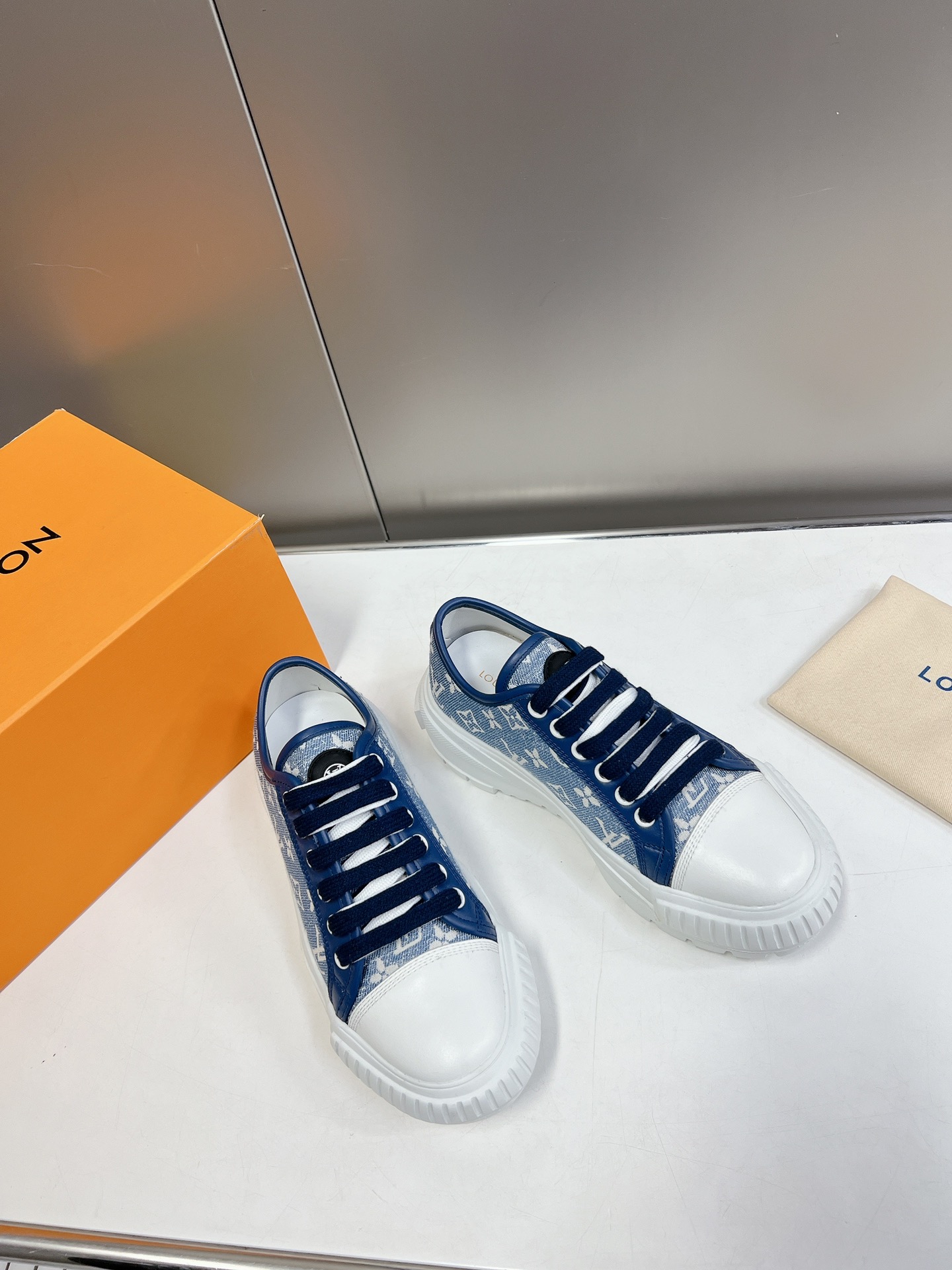 LOUIS VUITTON SNEAKERS
