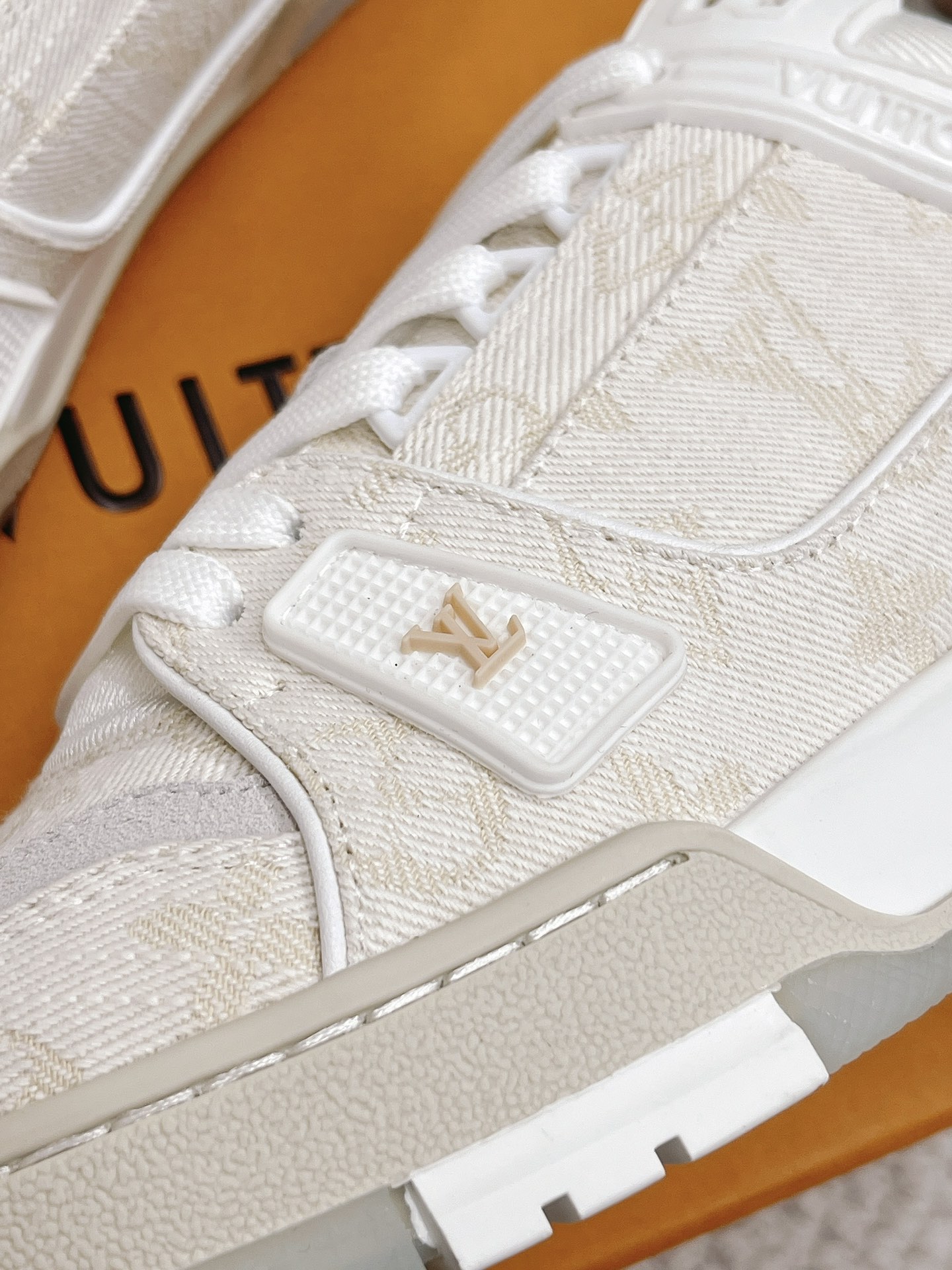 LOUIS VUITTON SNEAKERS