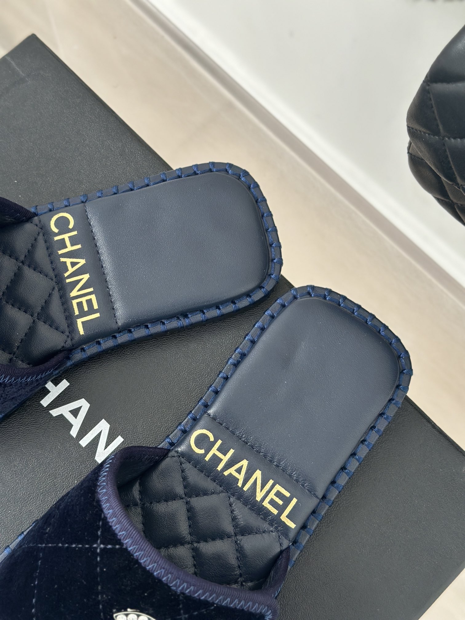 CHANEL SLIDES