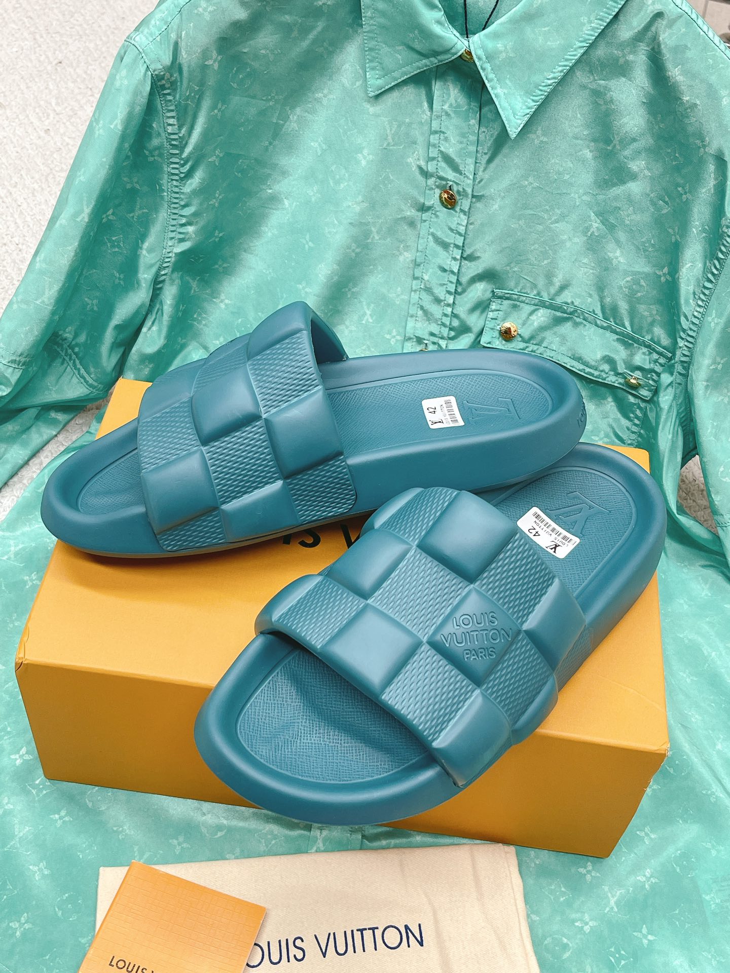 LOUIS VUITTON SLIDES