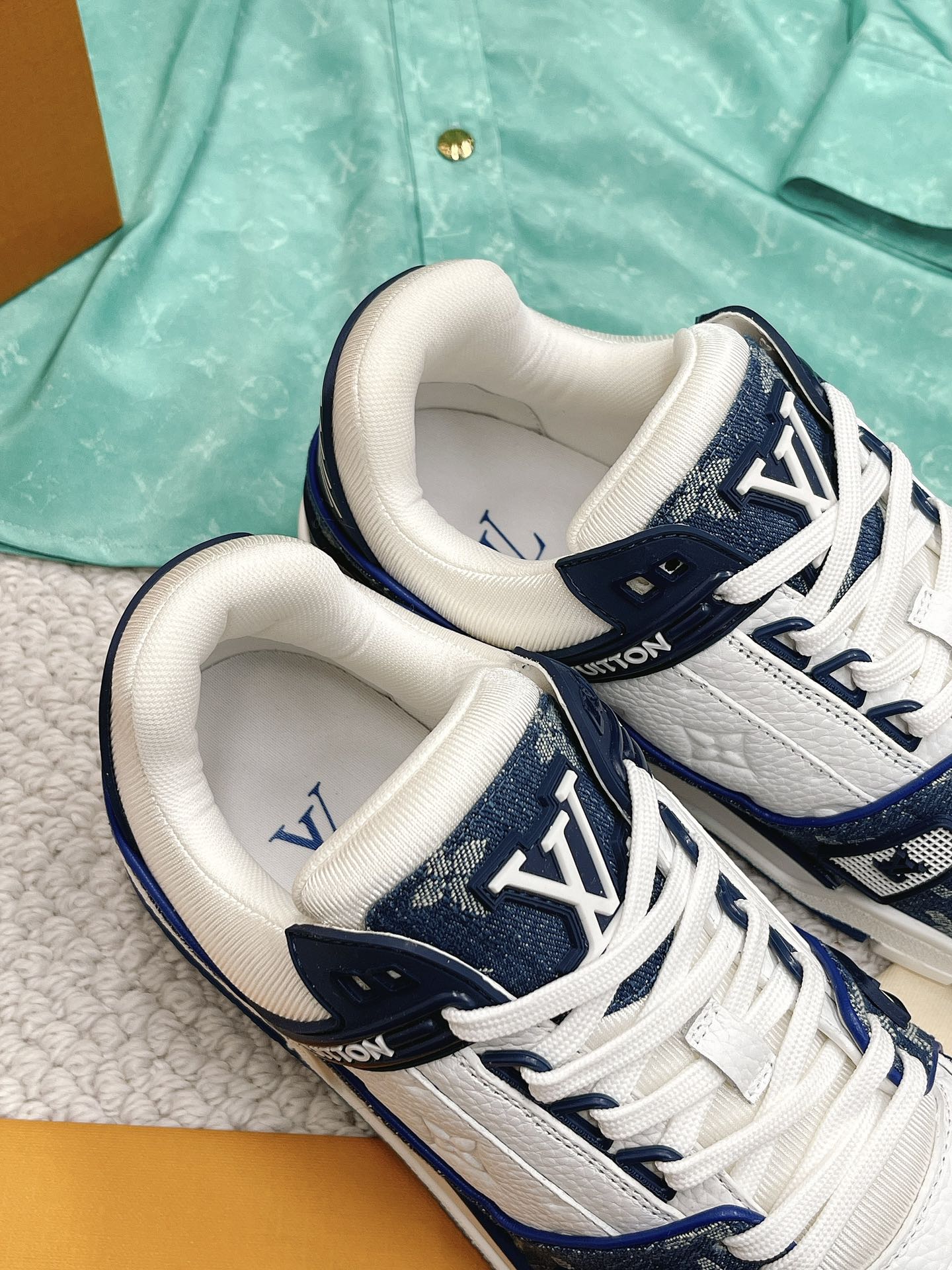 LOUIS VUITTON SNEAKERS