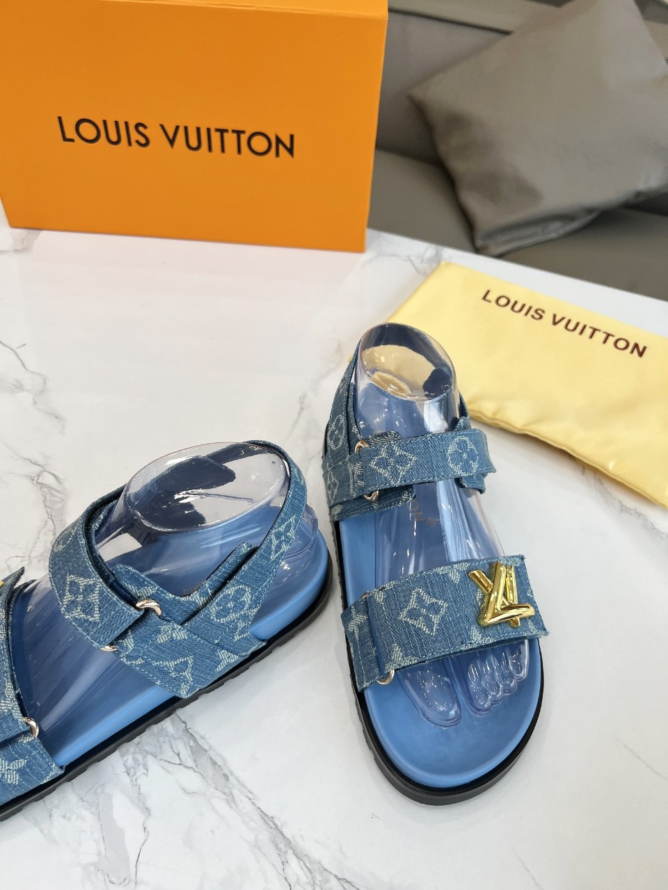 Louis Vuitton latest presbyopia logo slippers