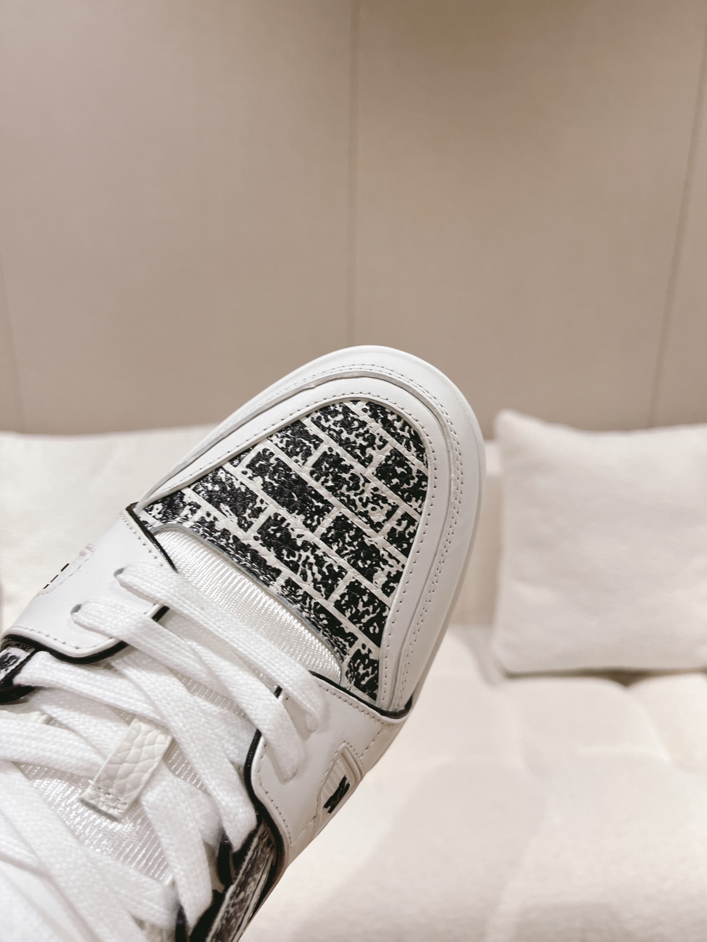 LOUIS VUITTON SNEAKERS