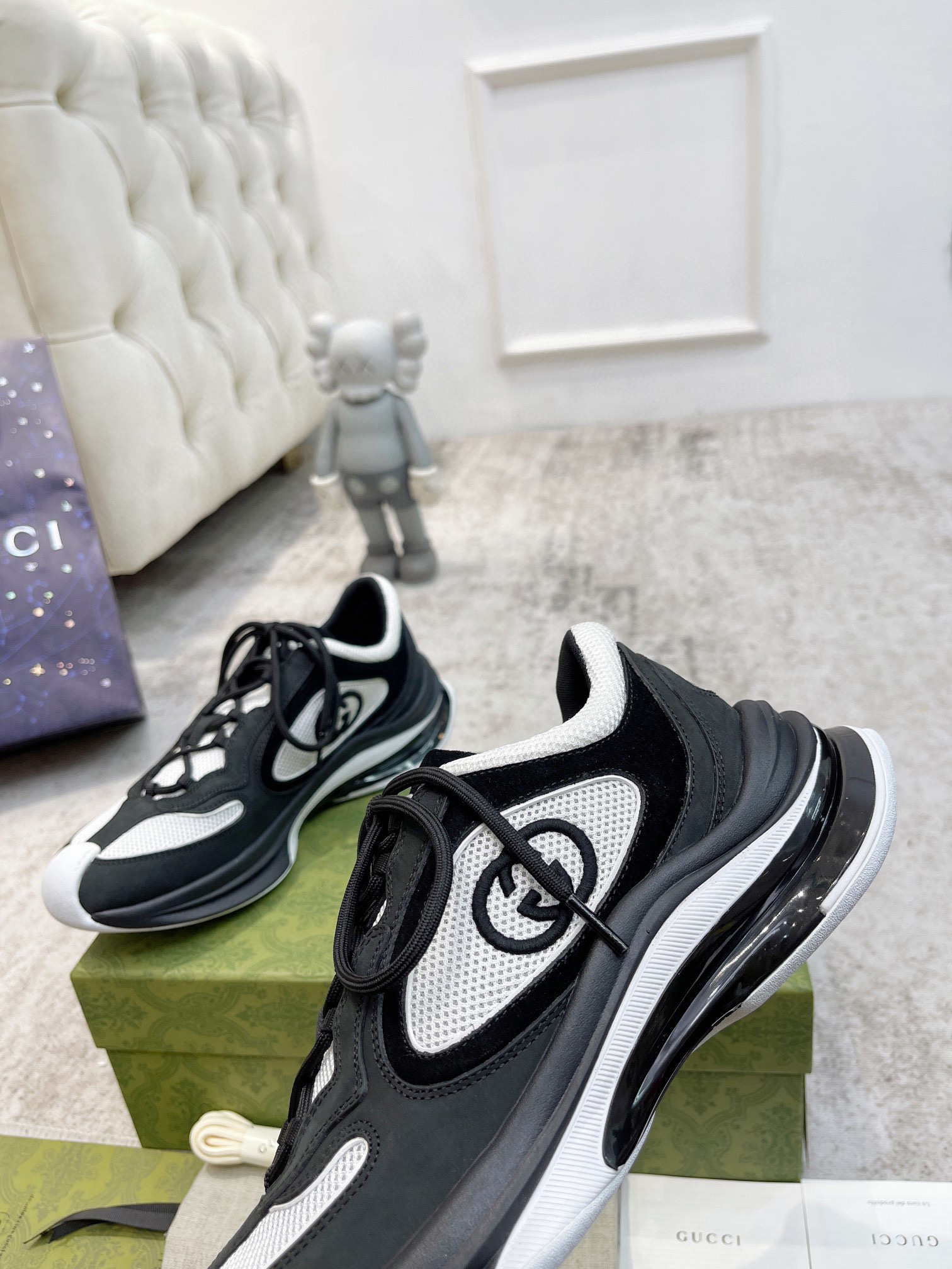 WOMEN'S GUCCI RUN SNEAKER