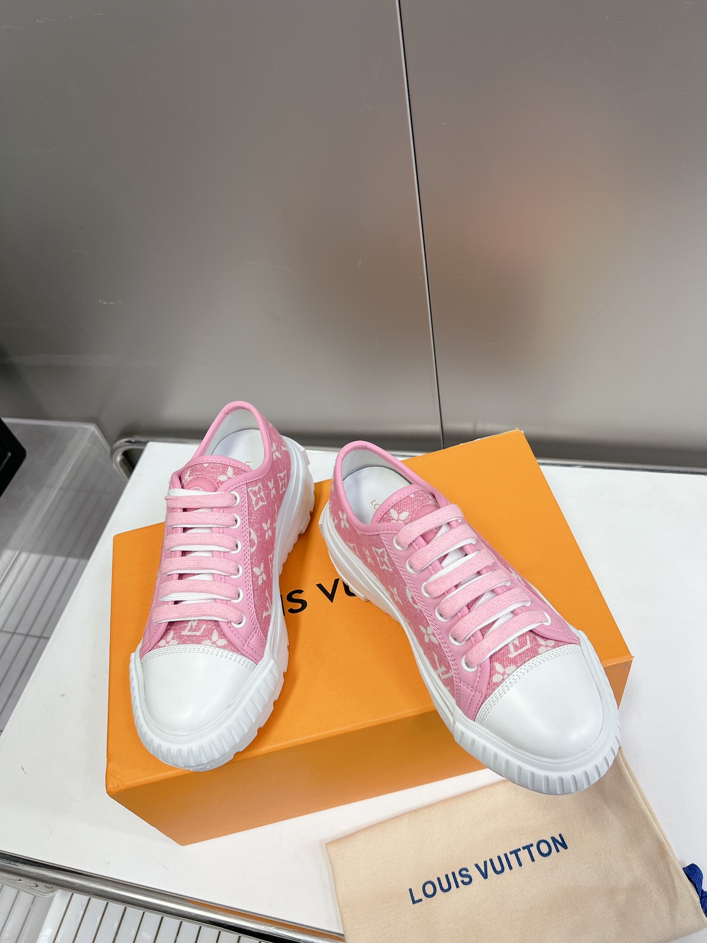 LOUIS VUITTON SNEAKERS