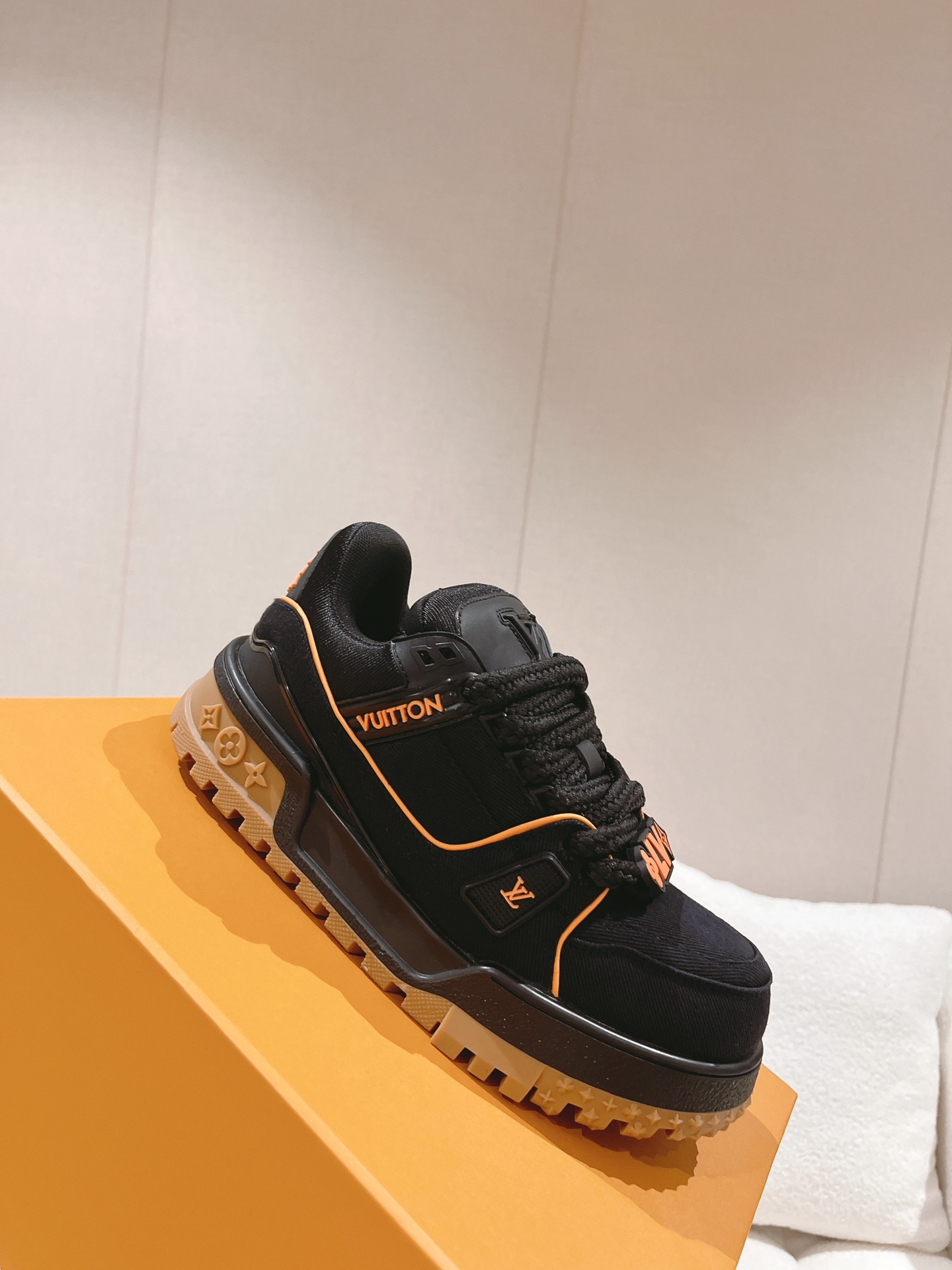 LOUIS VUITTON SNEAKERS