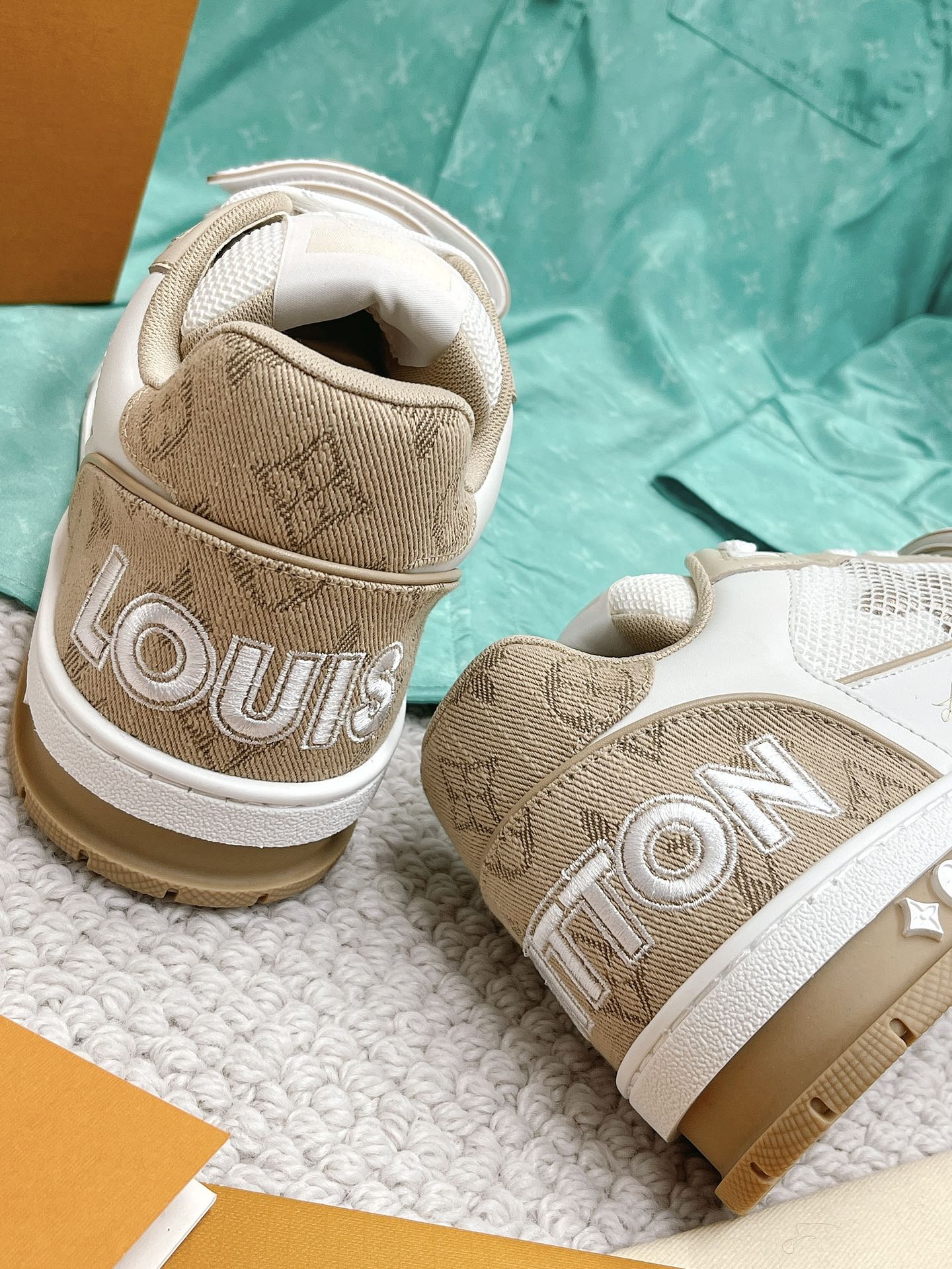 LOUIS VUITTON SNEAKERS