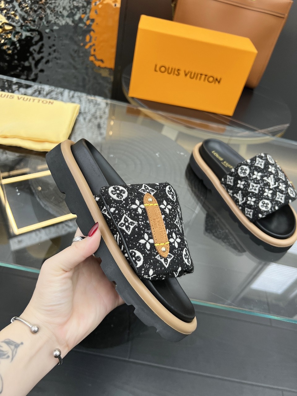 LOUIS VUITTON SLIDES