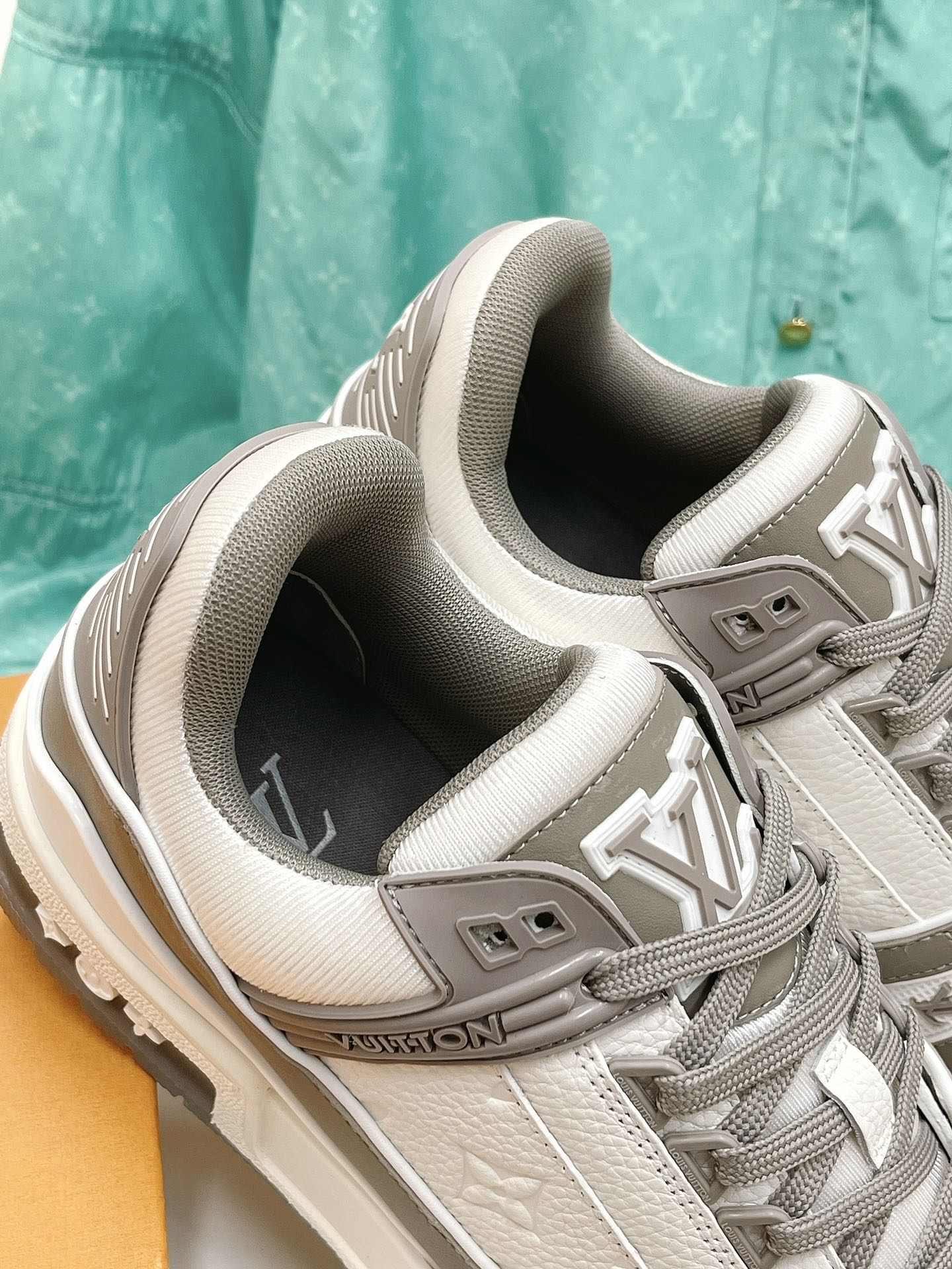 LOUIS VUITTON SNEAKERS