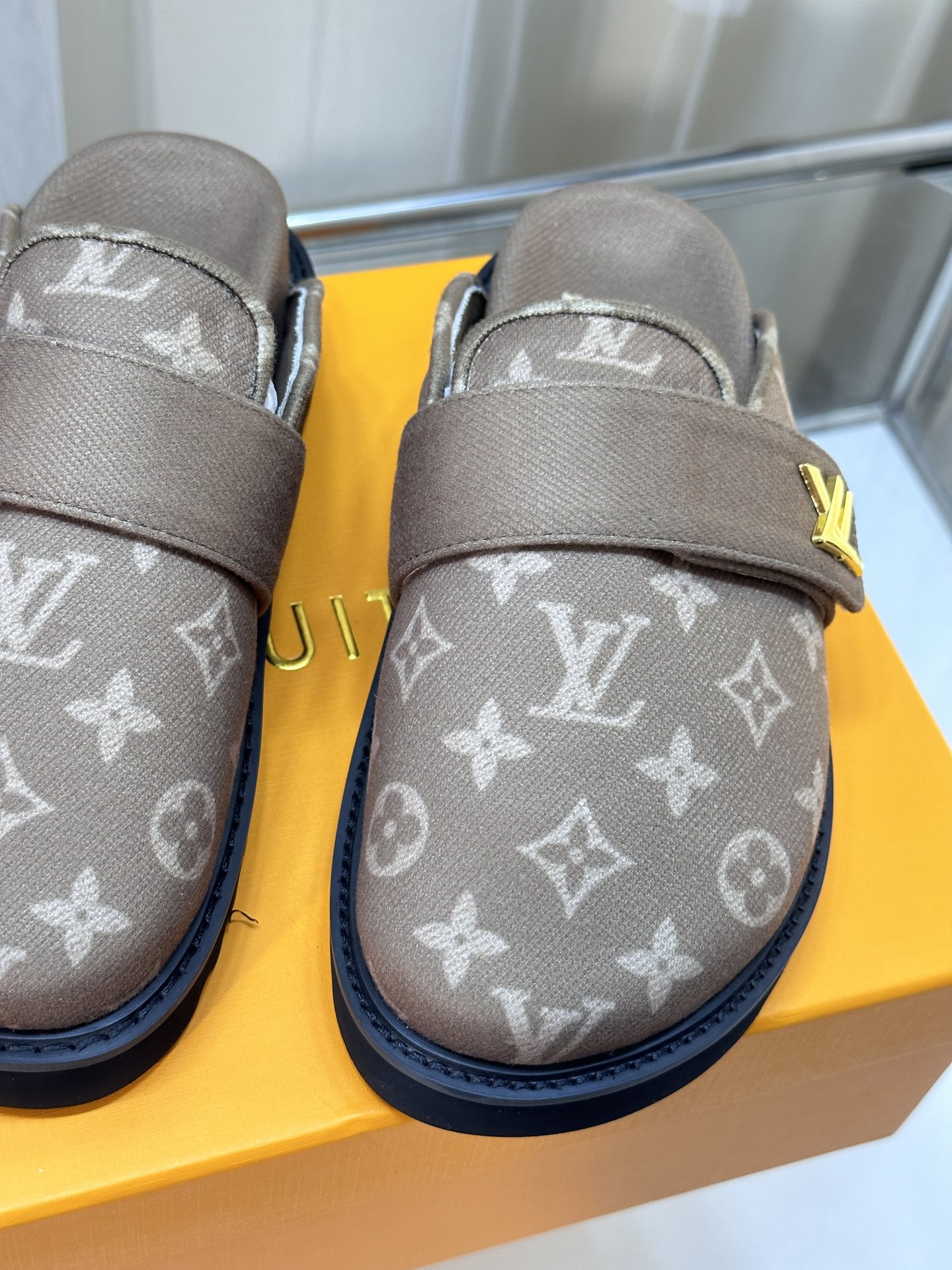 LOUIS VUITTON SLIDES