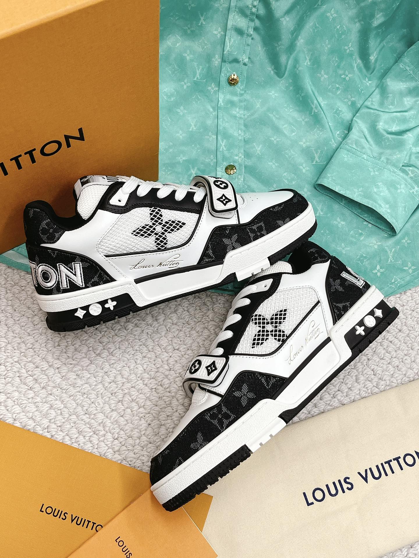 LOUIS VUITTON SNEAKERS