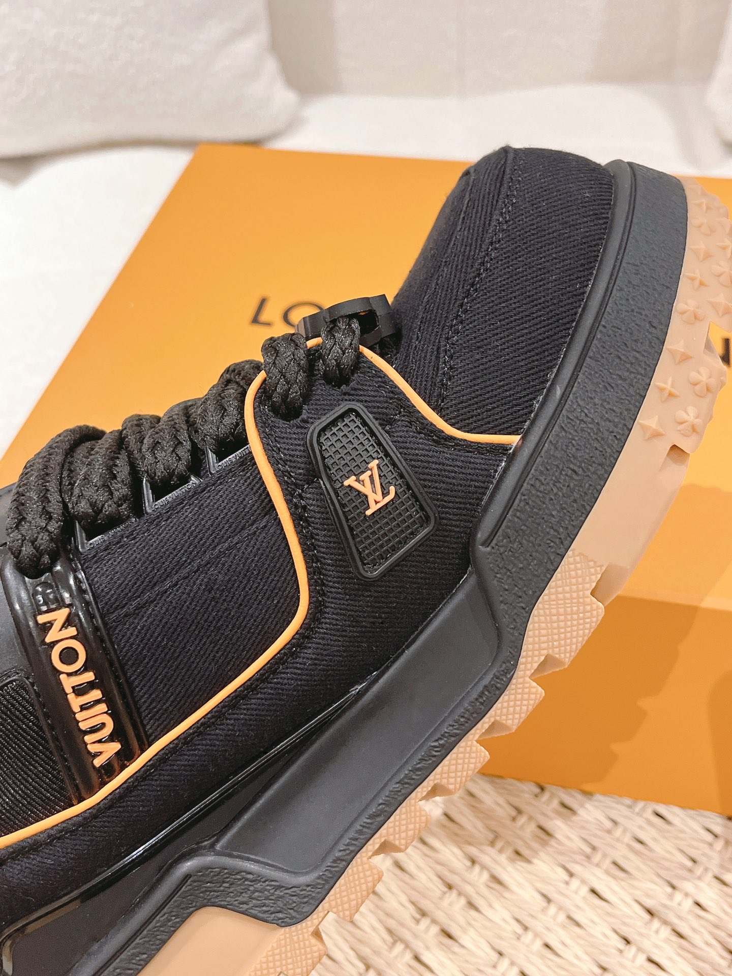 LOUIS VUITTON SNEAKERS