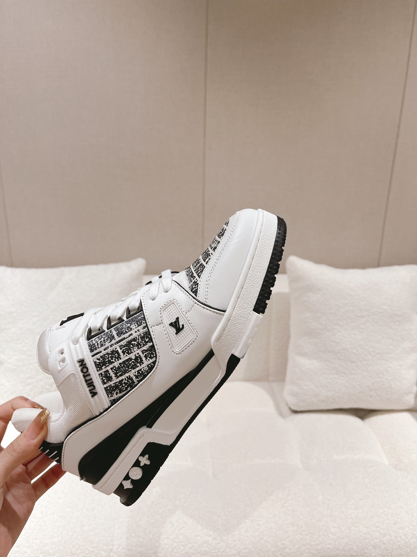 LOUIS VUITTON SNEAKERS