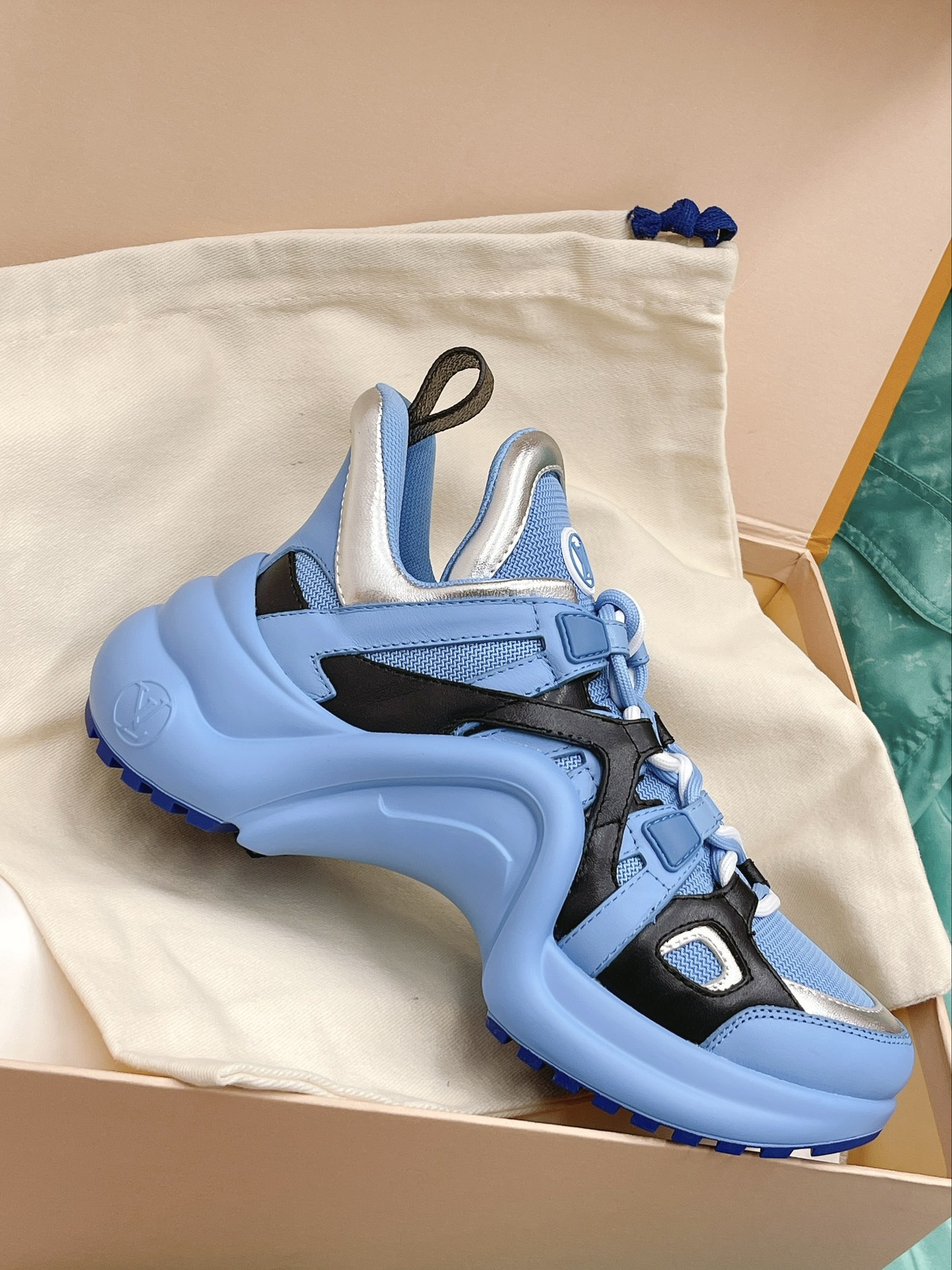 LOUIS VUITTON SNEAKERS