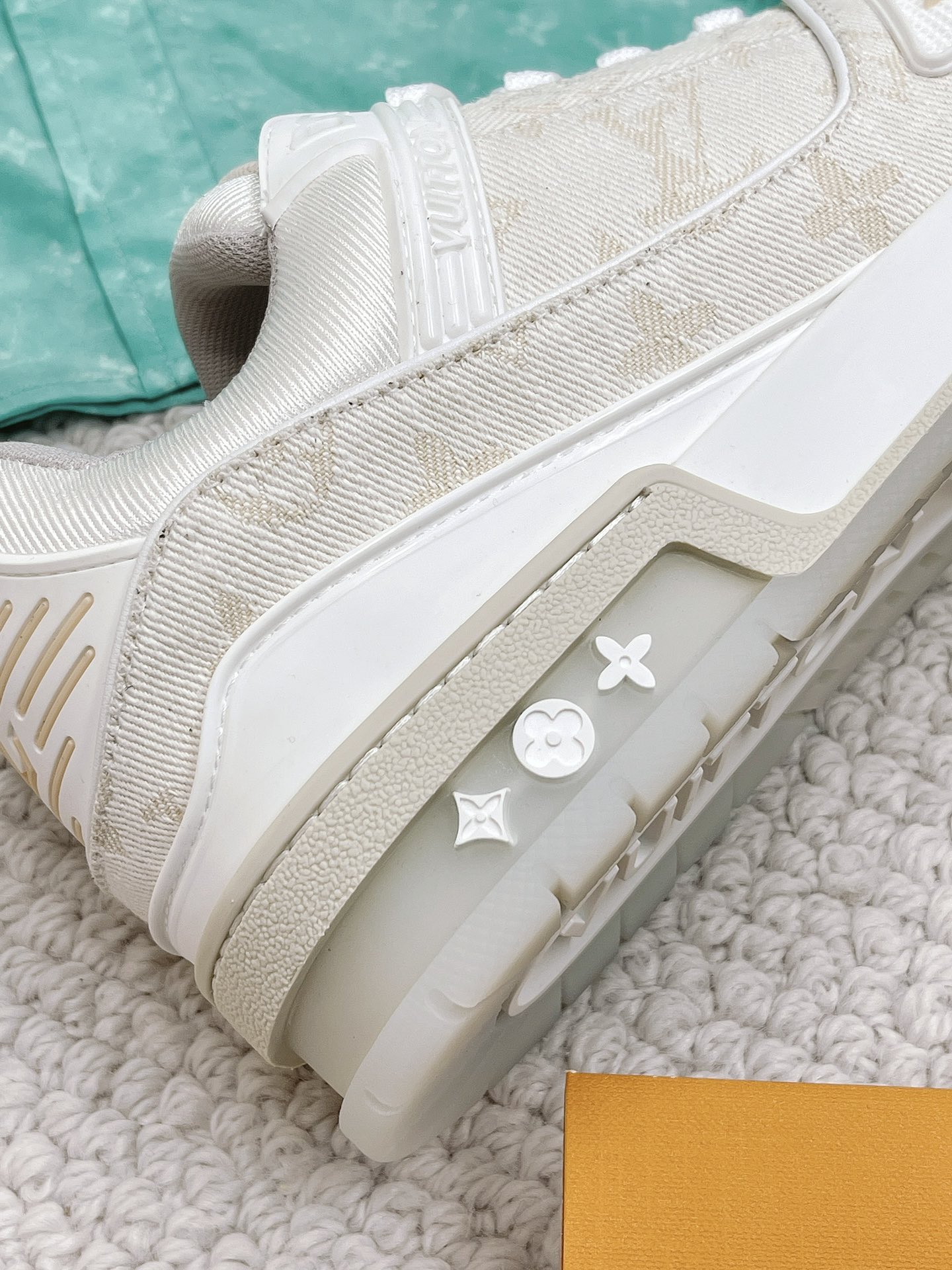 LOUIS VUITTON SNEAKERS