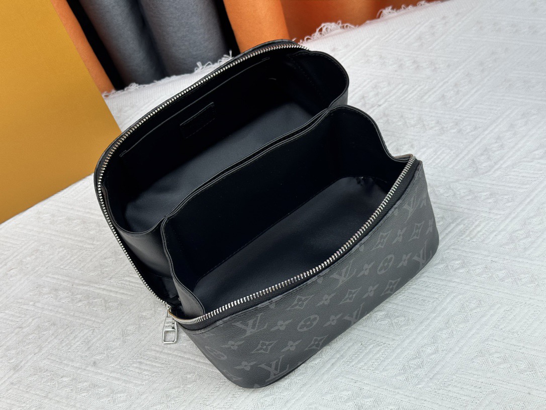 LV toiletry bag(24*13*13 cm)