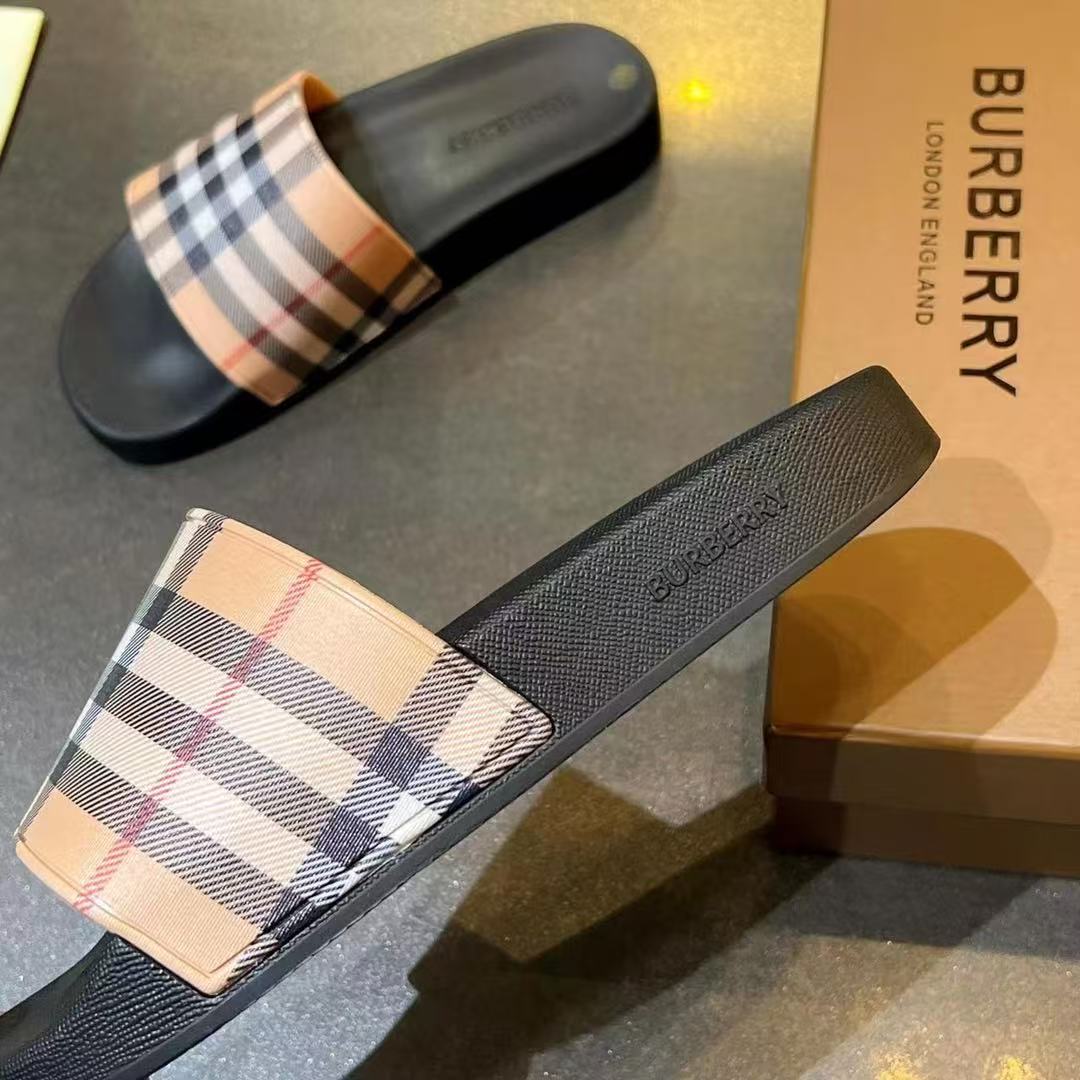 BURBERRY Slippers