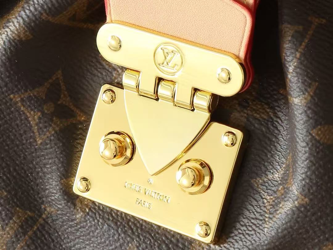LV Clutch Handbags