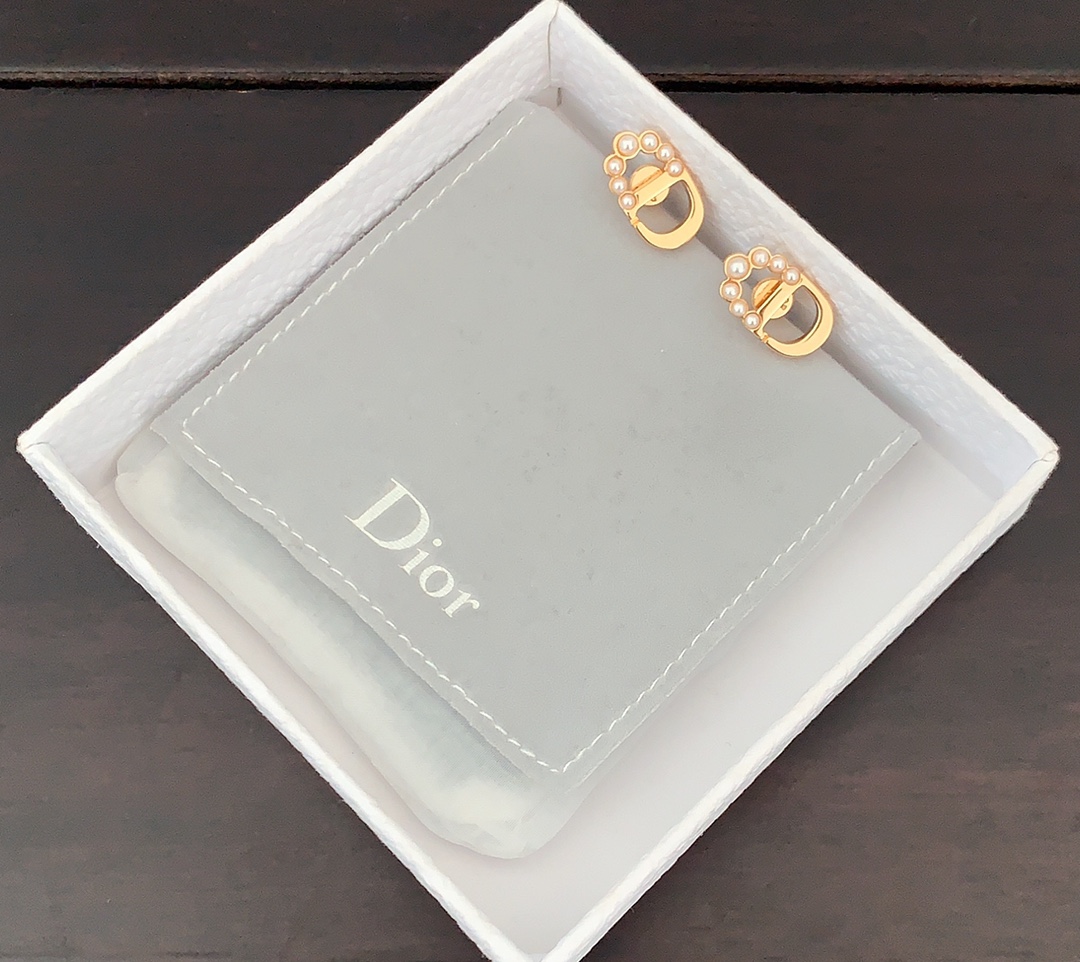 DIOR Ear studs