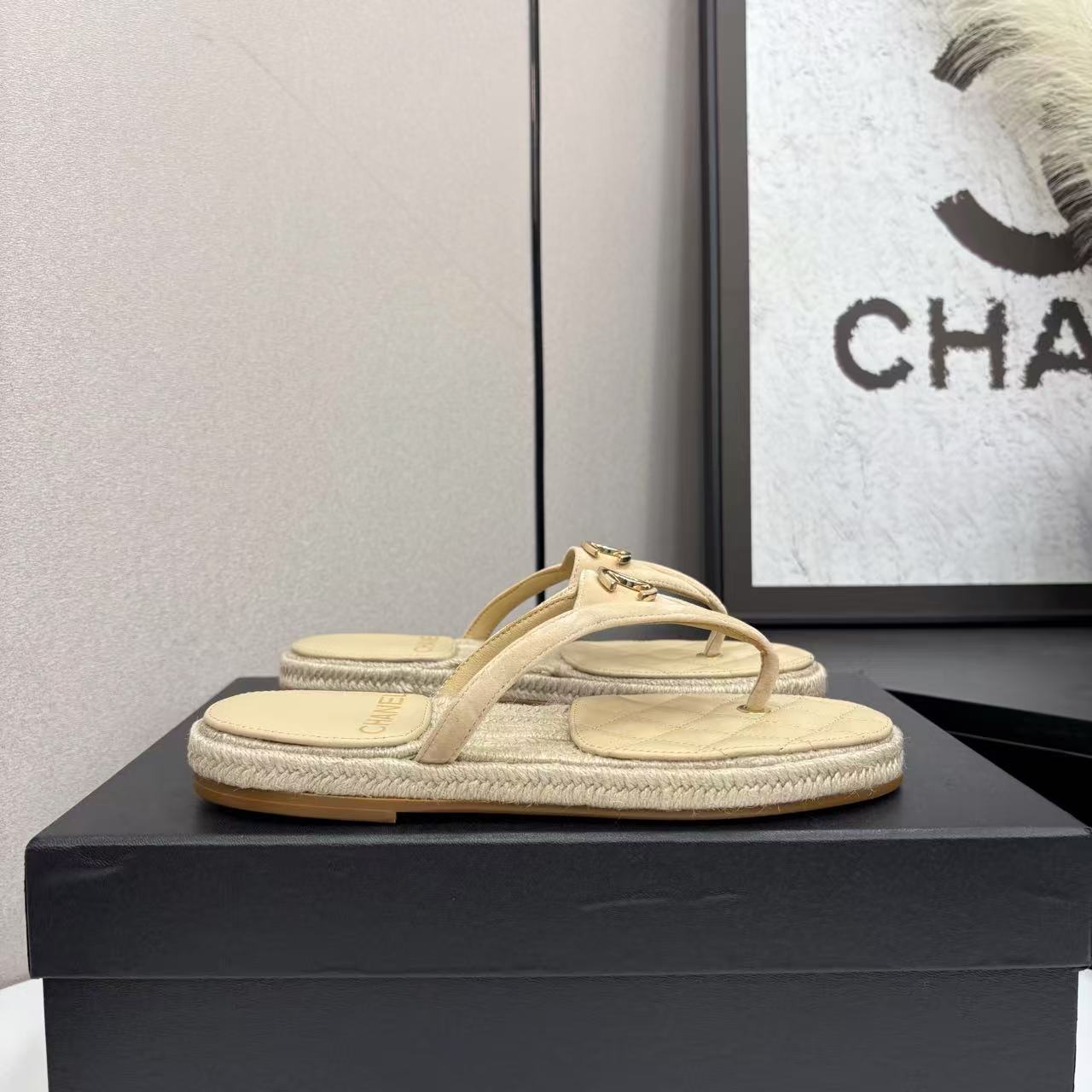 CHANEL flip-flop sandals