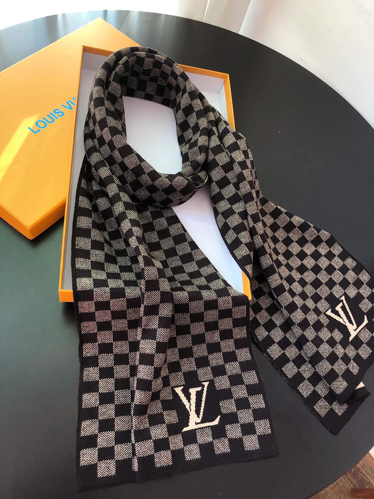 LV scarf