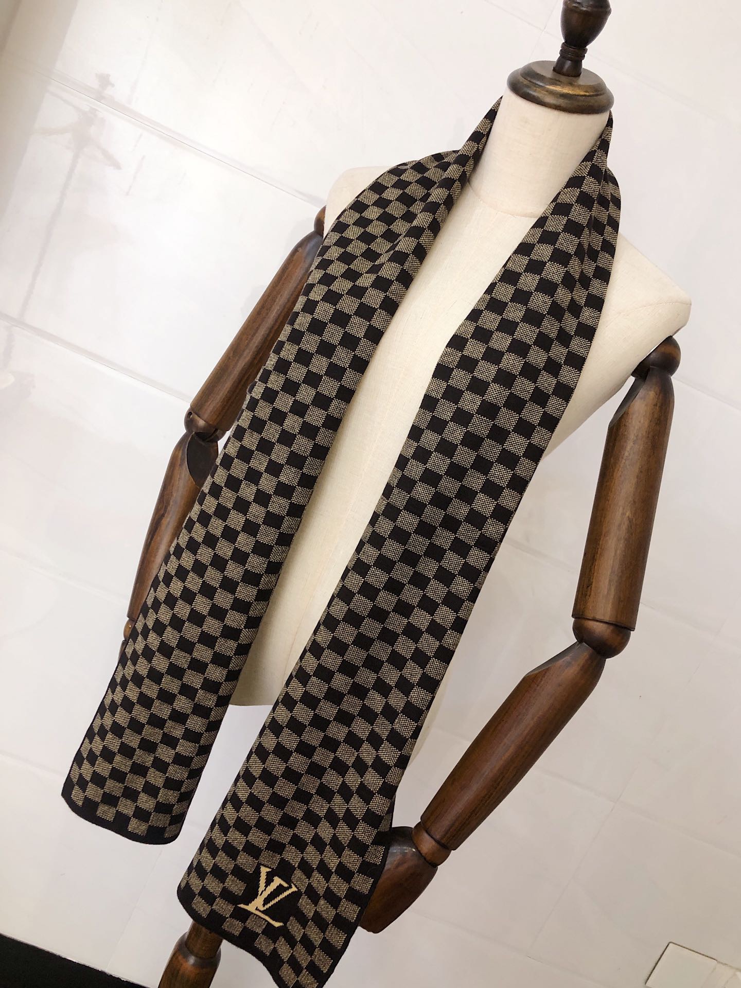 LV scarf