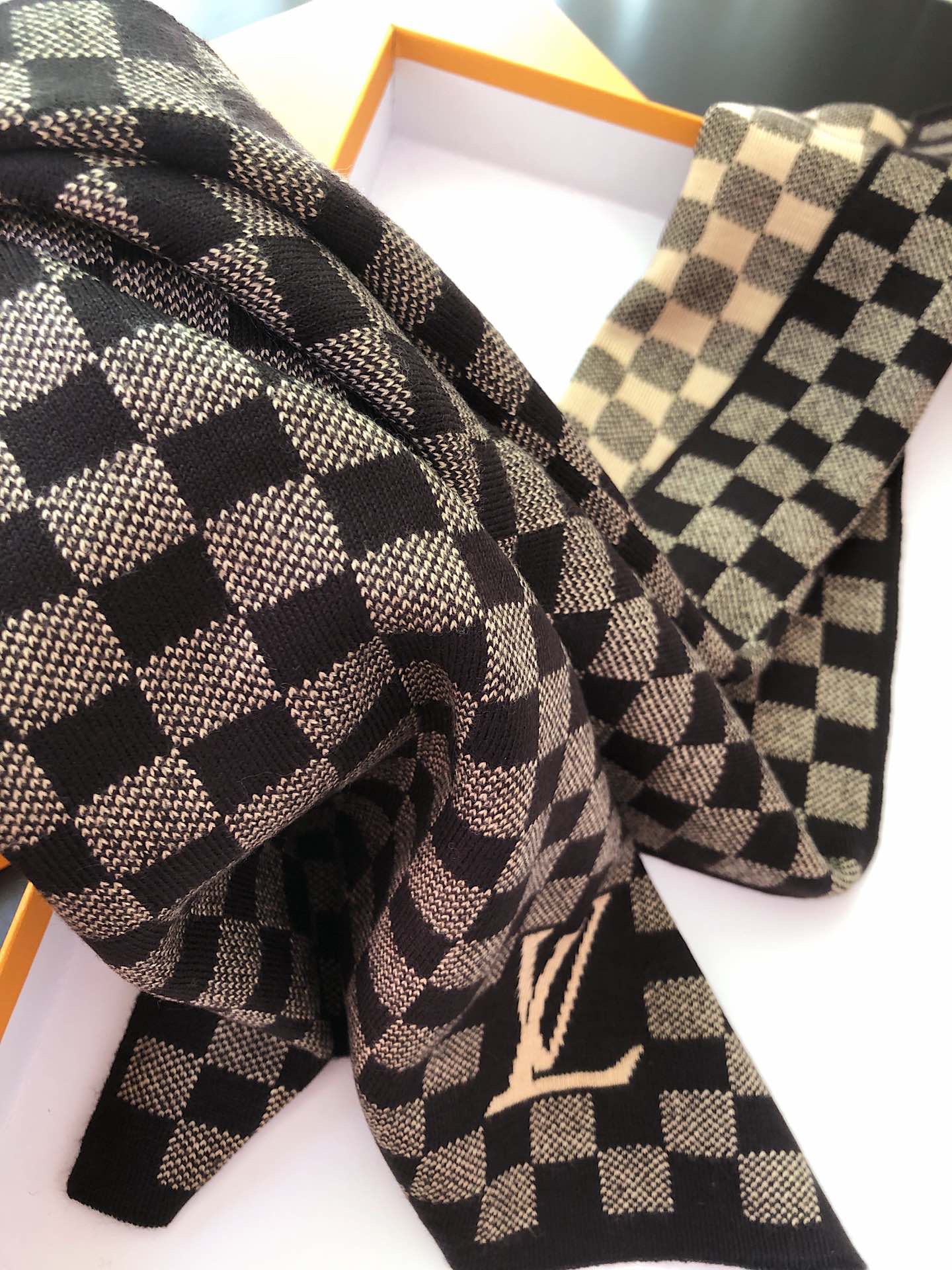 LV scarf