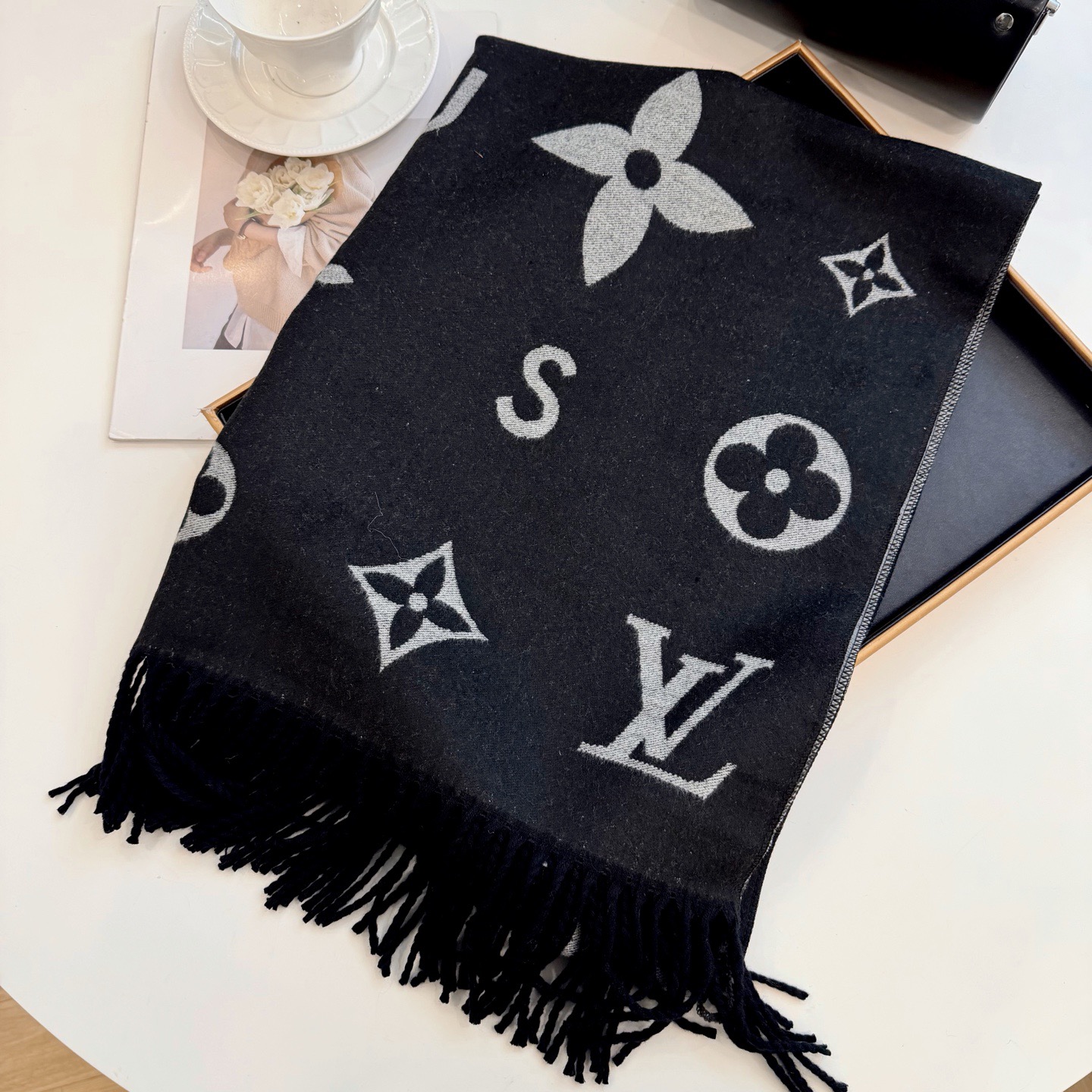 LV scarf
