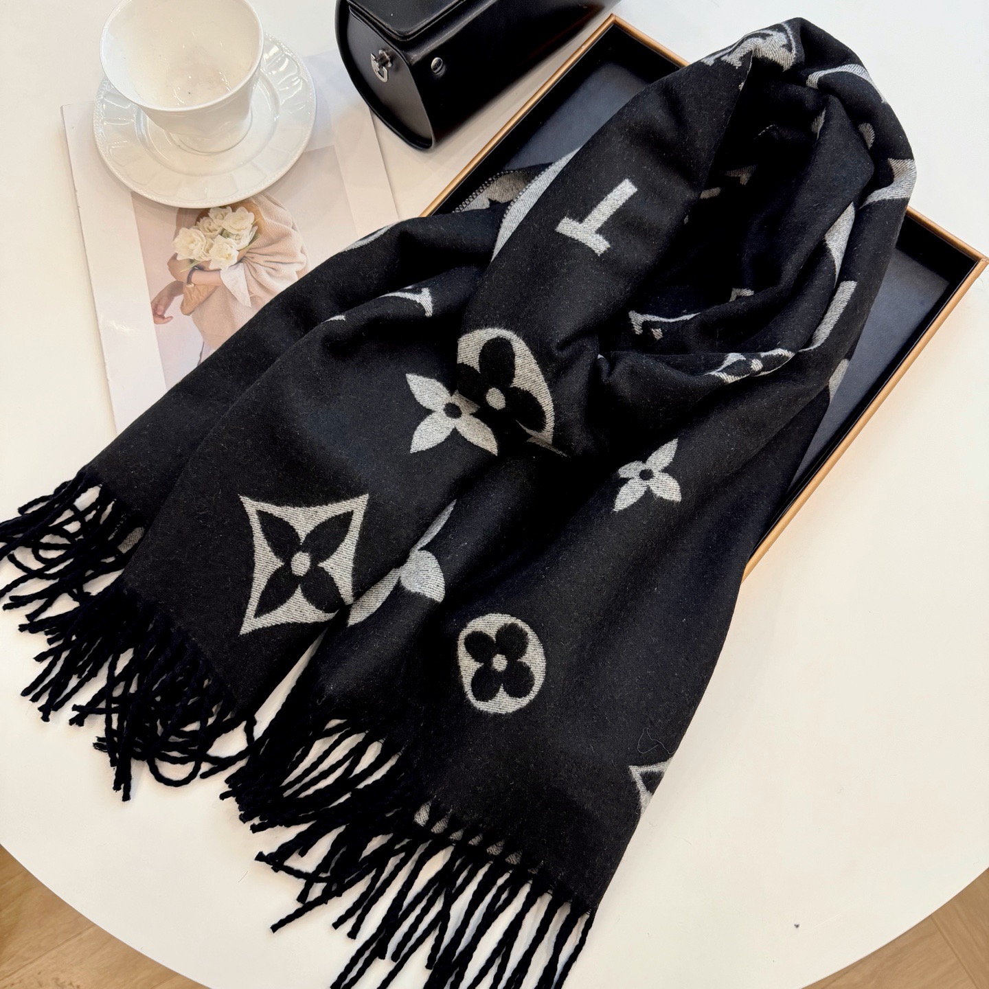 LV scarf