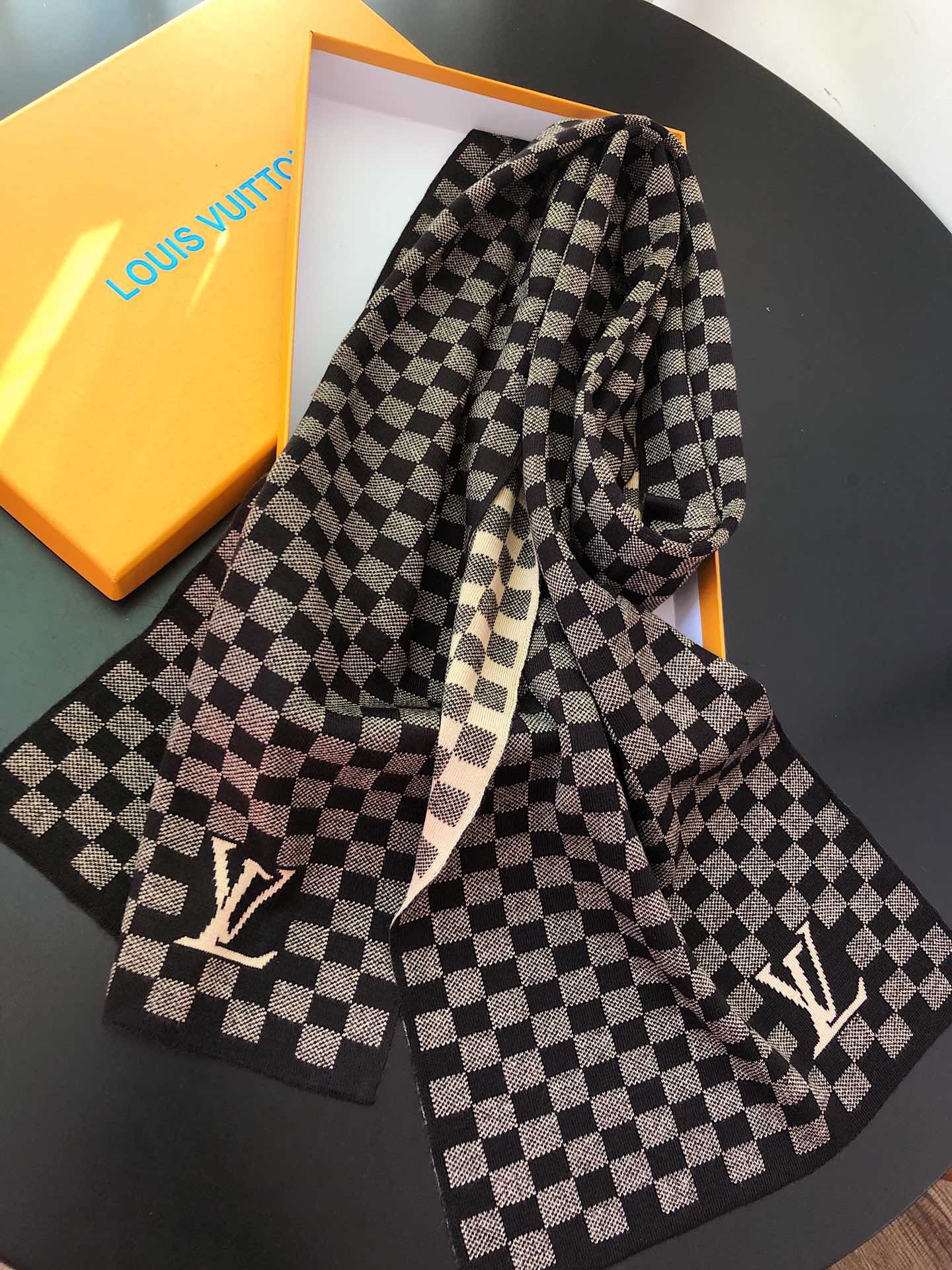 LV scarf