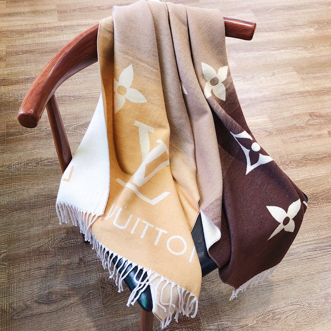 LV scarf