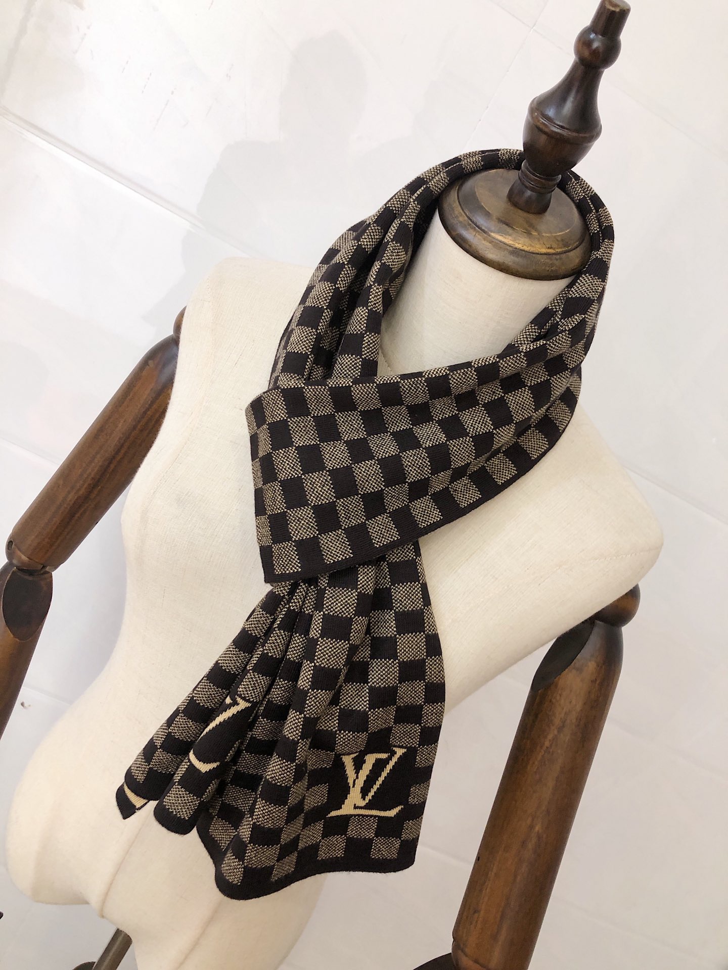 LV scarf