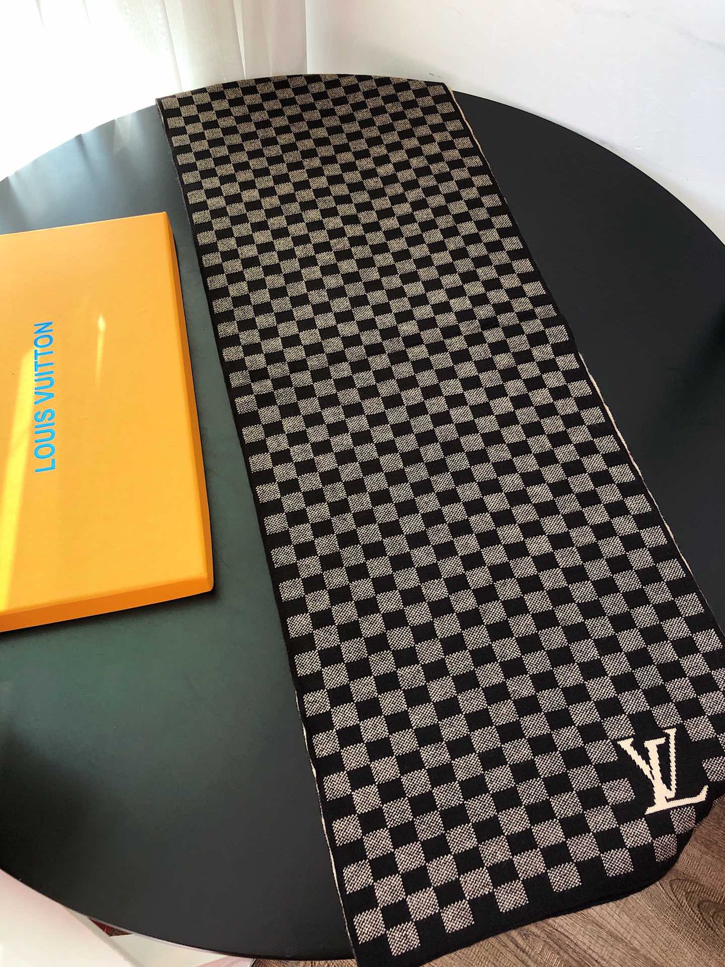 LV scarf